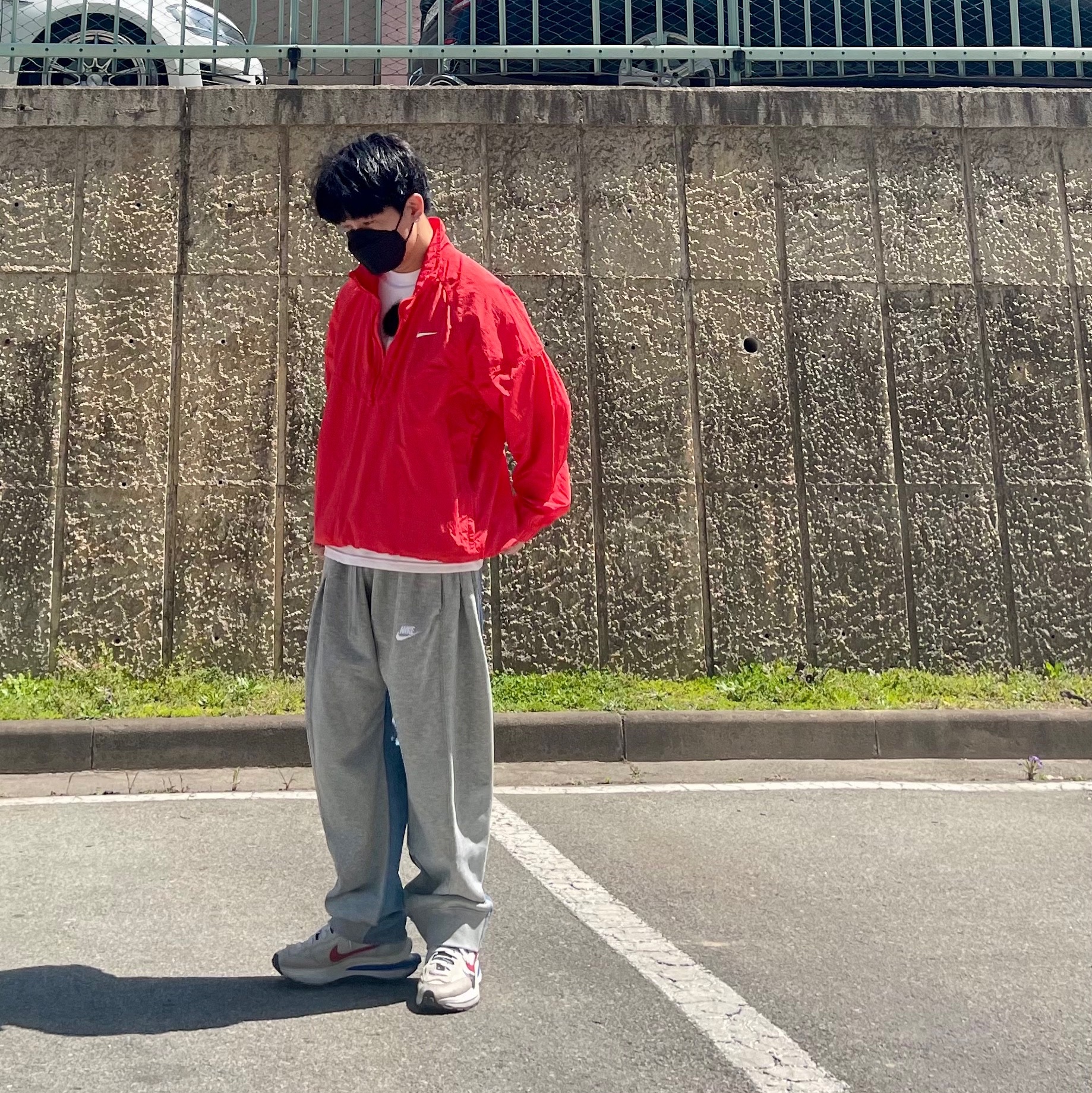Nike x Stussy Windrunner Jacket Habanero Red, Nike x Off-White NRG Short Sleeve T-Shirt White 착용 스타일 - 1