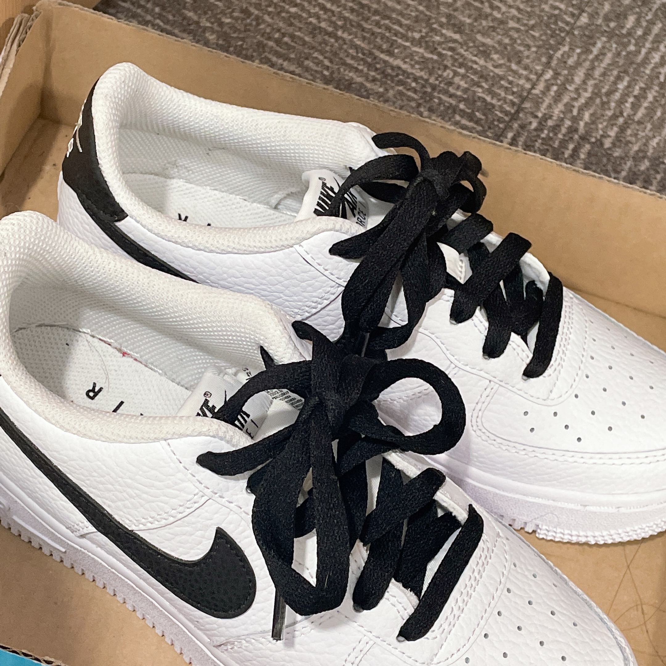 (GS) Nike Air Force 1 White Black 착용 스타일