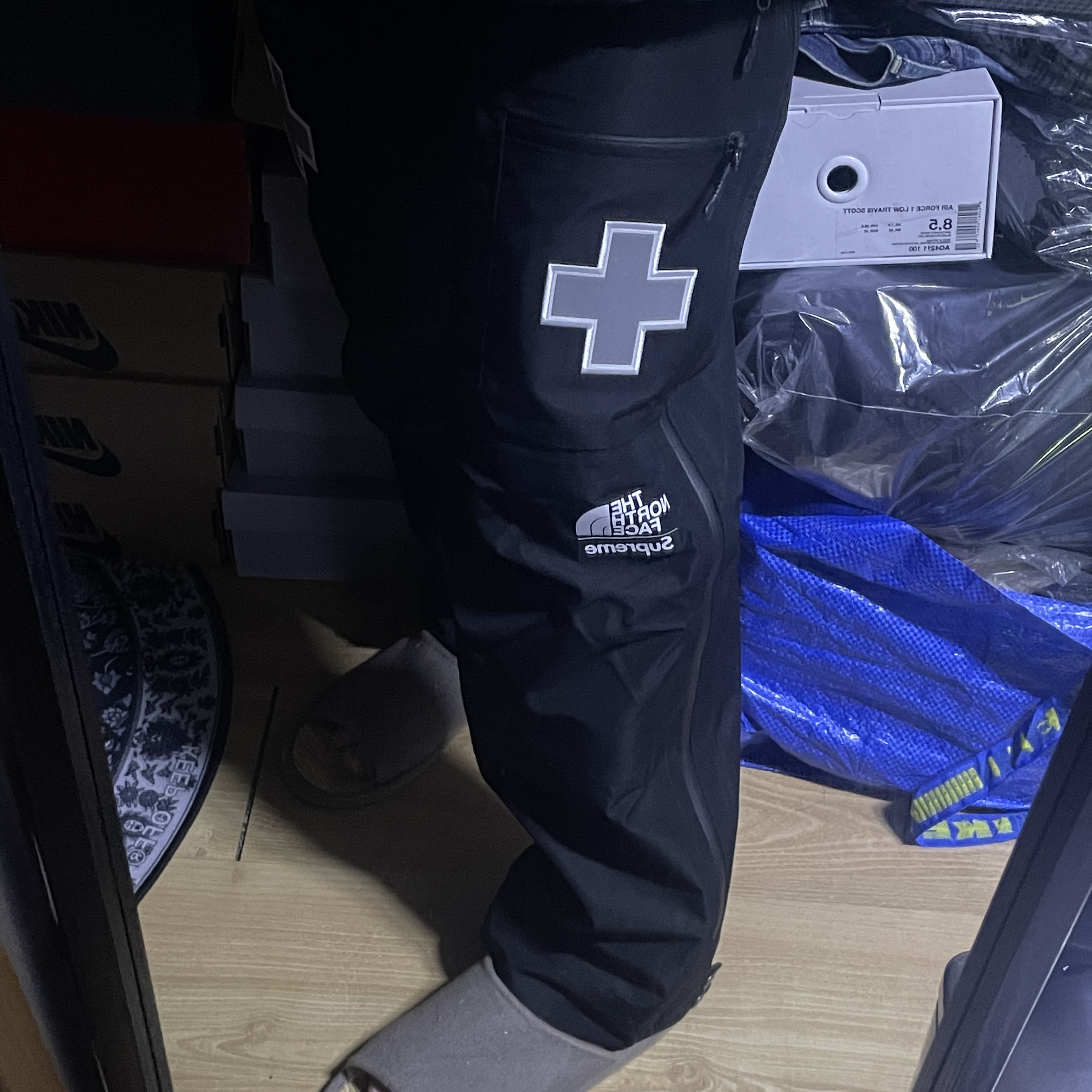 Supreme x The North Face Summit Series Rescue Mountain Pro Jacket Black - 22SS, Supreme x The North Face Summit Series Rescue Mountain Pants Black - 22SS 착용 스타일 - 3