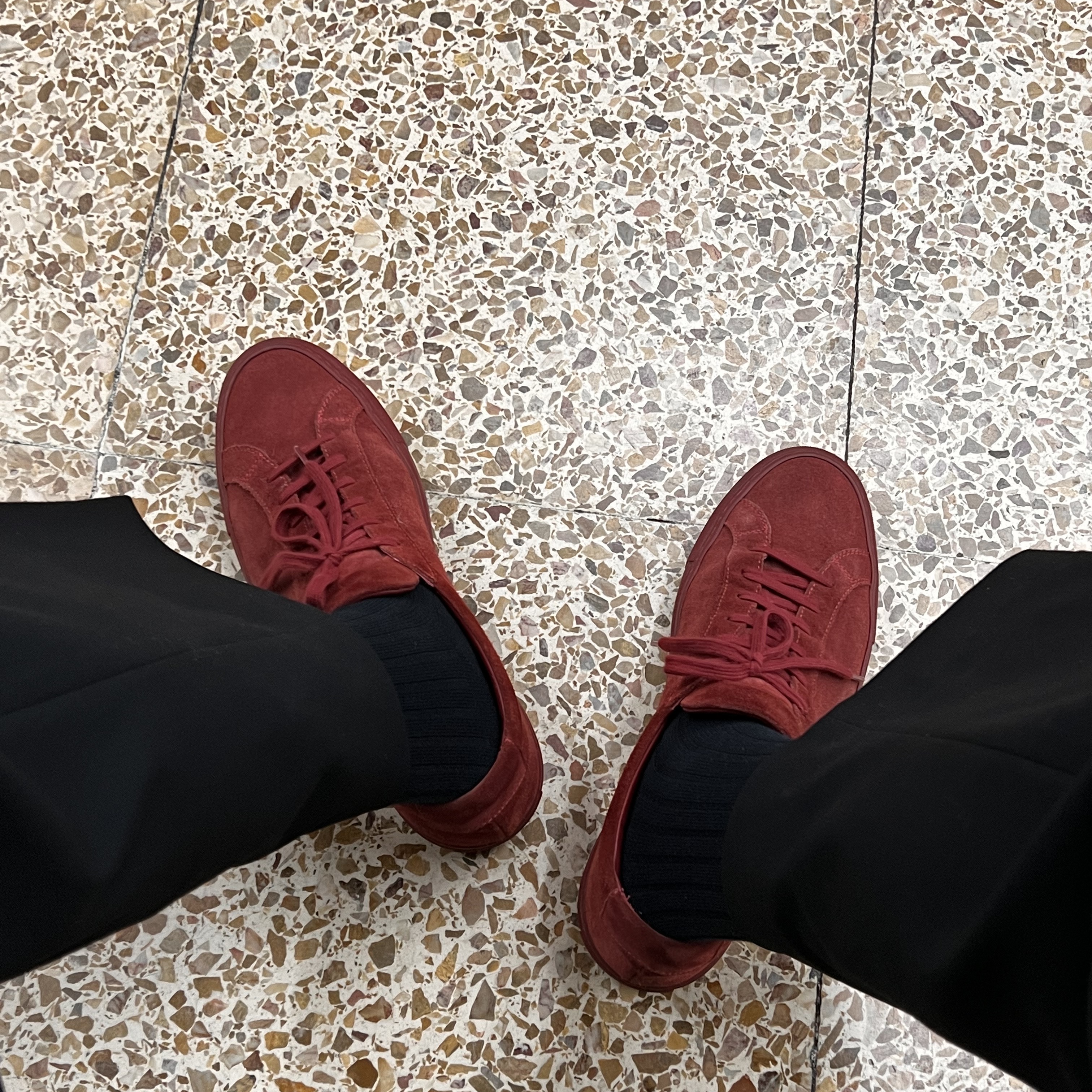 Common Projects Original Achilles Low White, Common Project Original Achilles Low Suede Black 착용 스타일 - 2
