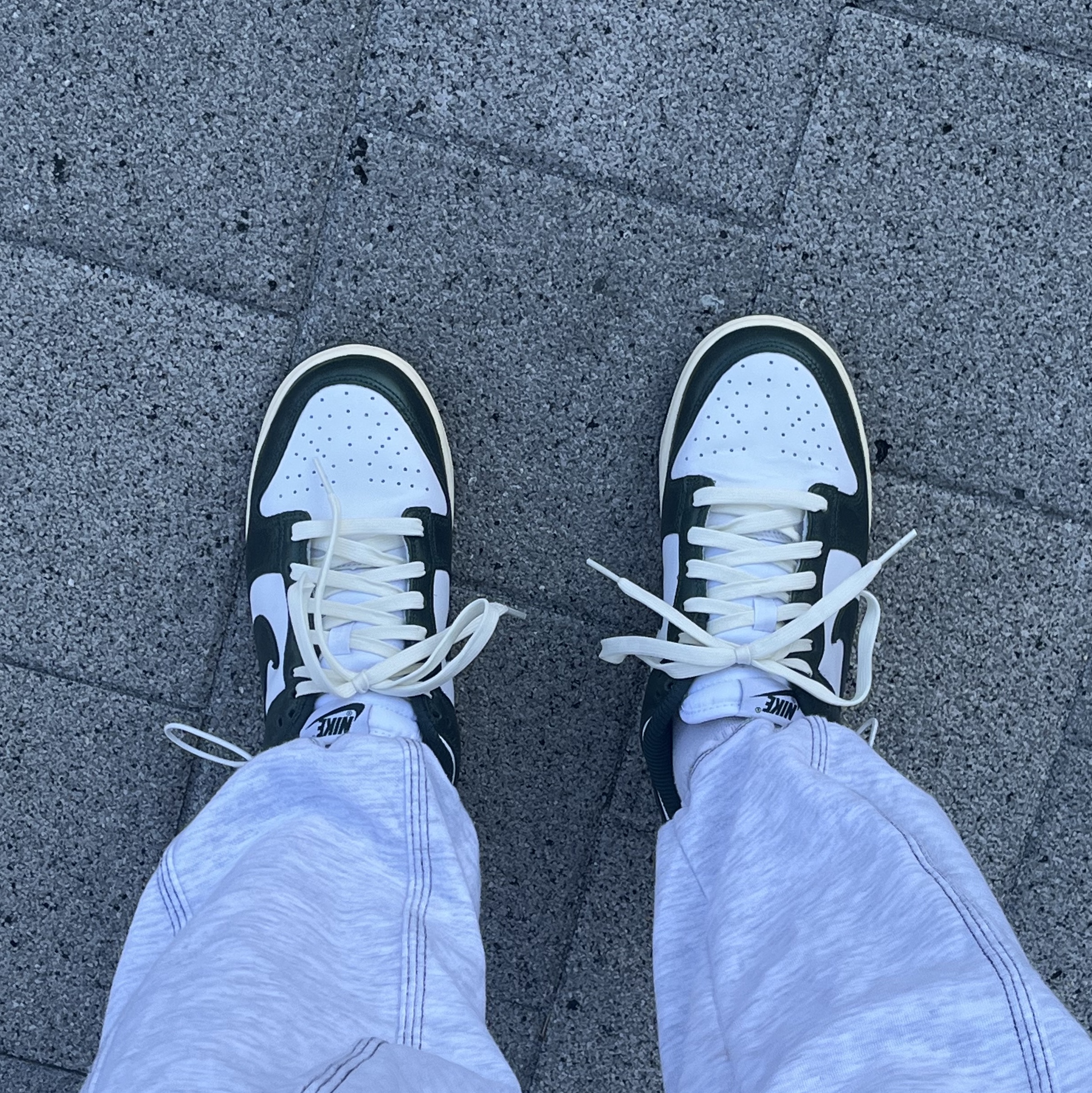 (W) Nike Dunk Low Vintage Green 착용 스타일 - 1