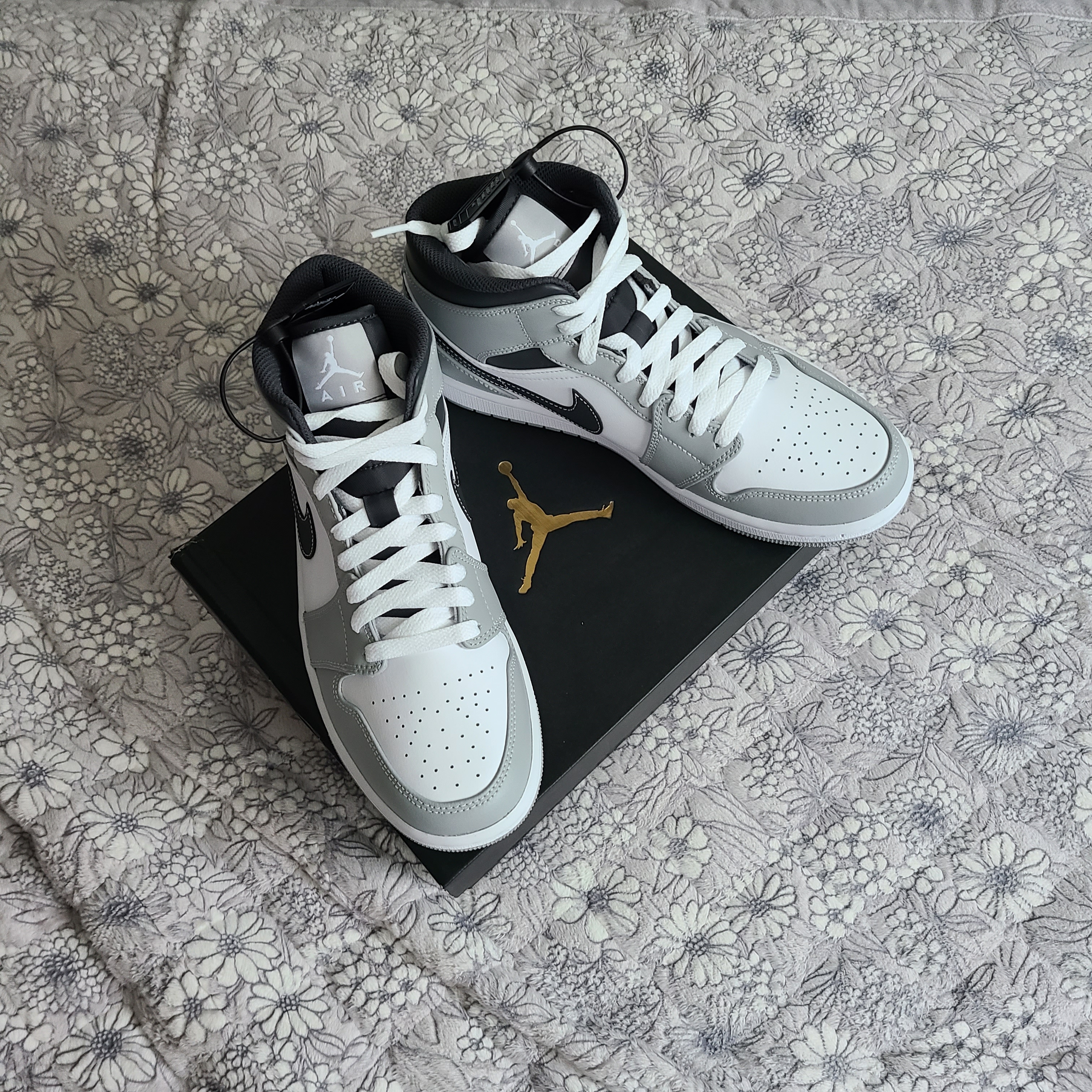 Jordan 1 Mid Light Smoke Grey Anthracite 착용 스타일 - 3