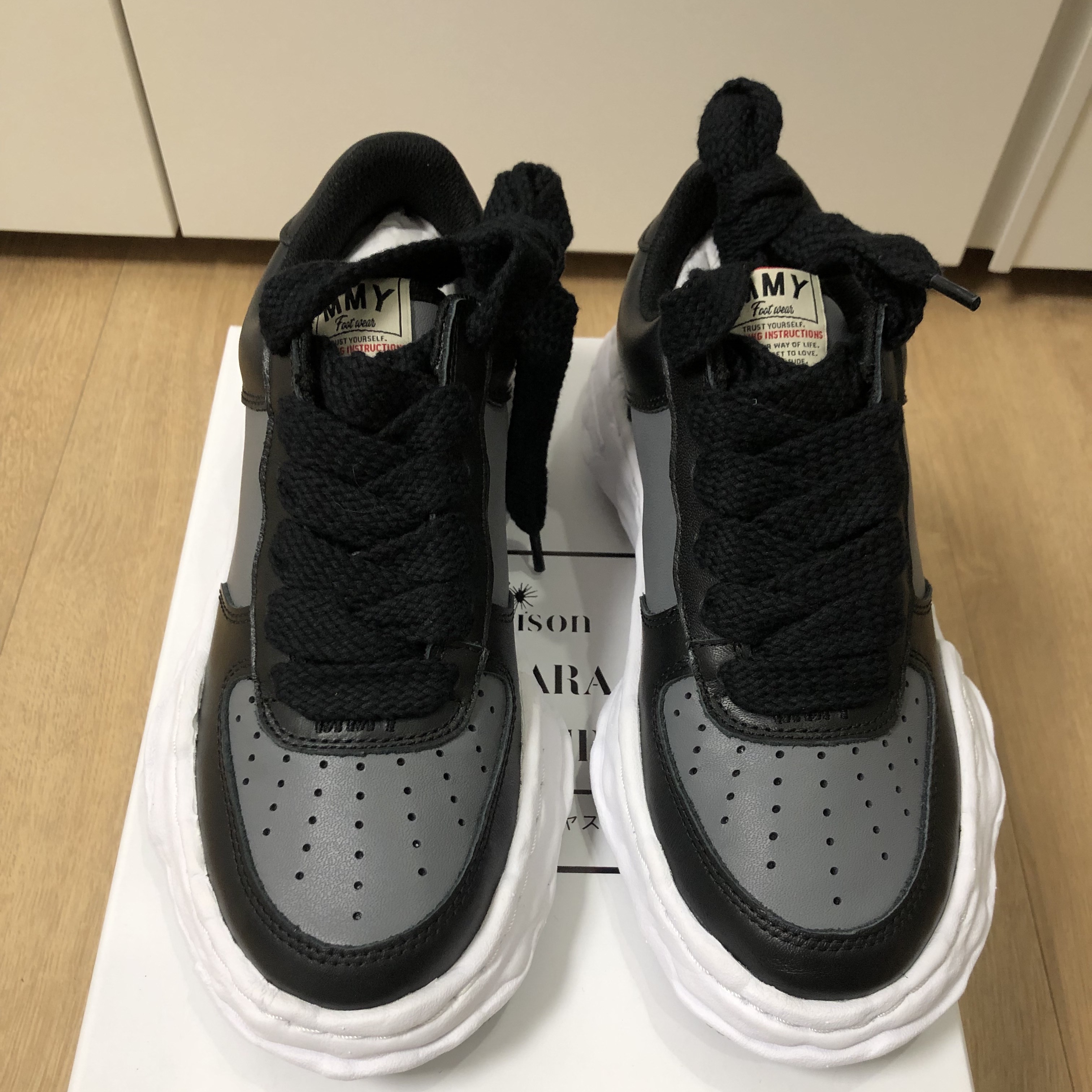 Maison Mihara Yasuhiro Wayne OG Sole Leather Low-top Sneakers Black Grey 착용 스타일