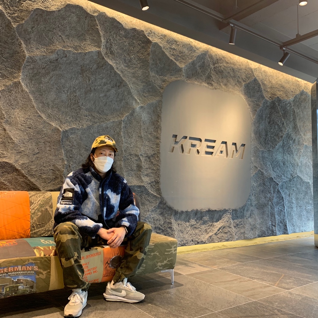 Supreme x The North Face Bleached Denim Print Fleece Jacket Indigo - 21FW, Nike x Sacai x Fragment LDWaffle Light Smoke Grey 착용 스타일