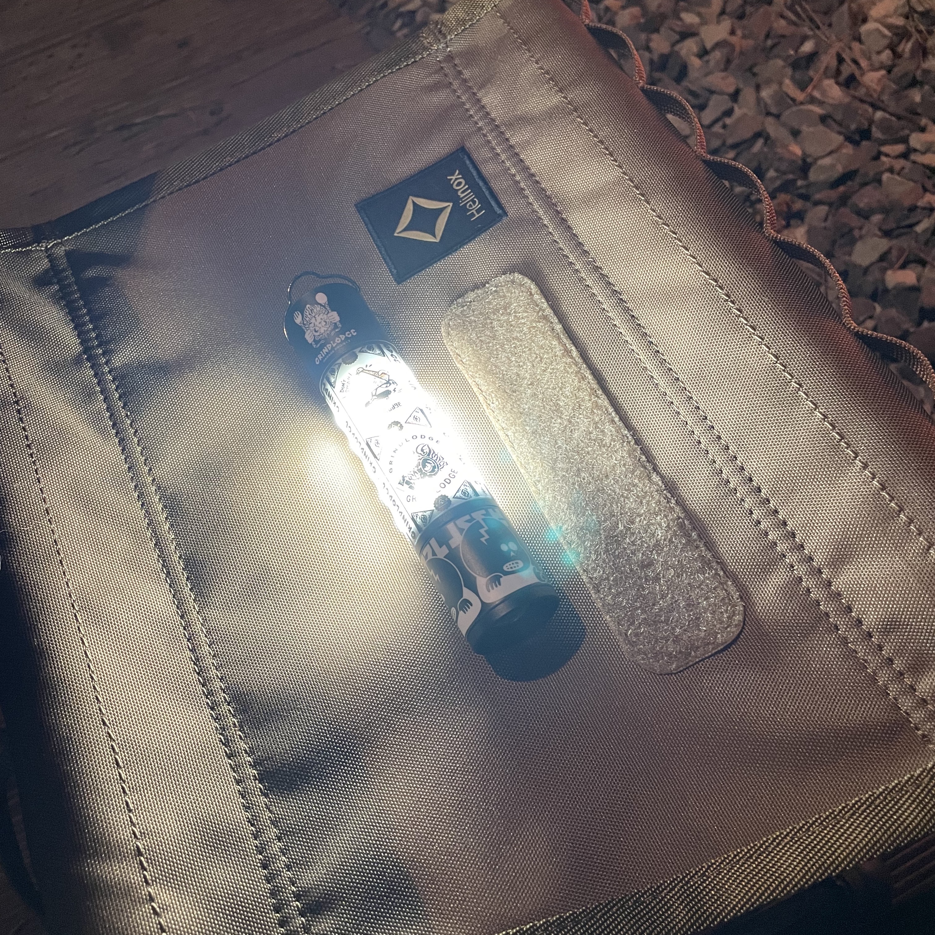 Helinox Tactical Speed Stool M Coyote Tan 착용 스타일