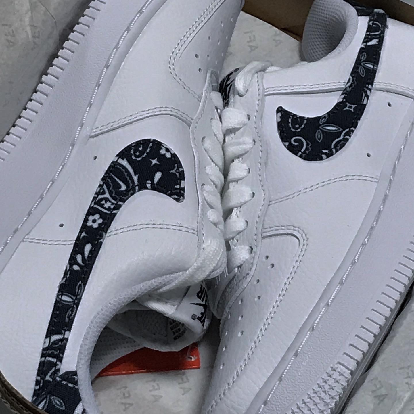 (W) Nike Air Force 1 '07 Essential Paisley Swoosh White Black 착용 스타일 - 4