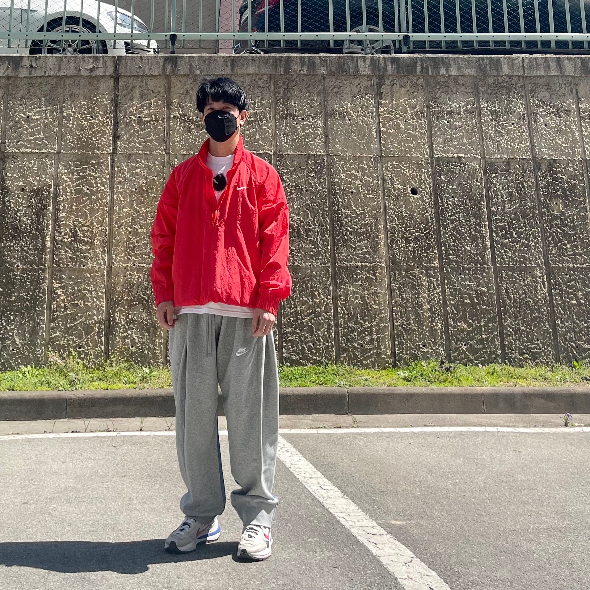 Nike x Stussy Windrunner Jacket Habanero Red, Nike x Off-White NRG Short Sleeve T-Shirt White 착용 스타일 - 2