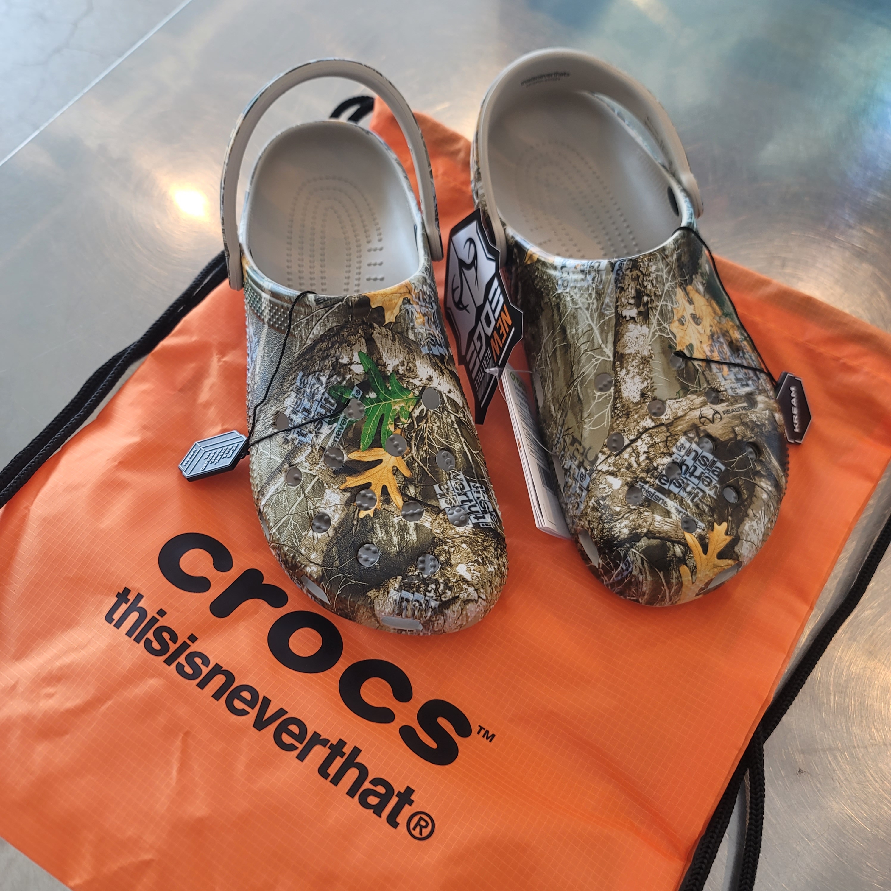 Crocs x Thisisneverthat Classic Clog Walnut 착용 스타일 - 2