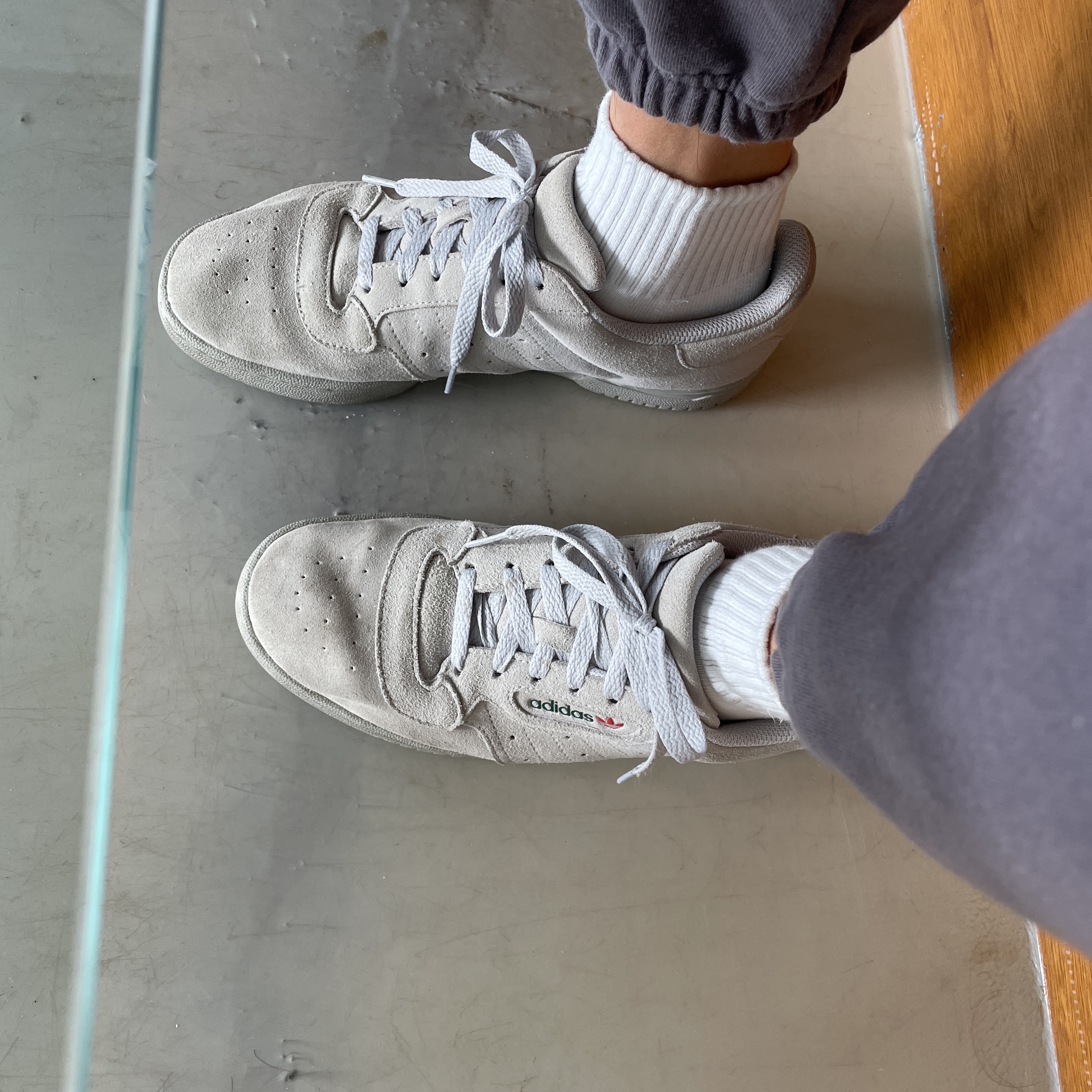 Adidas Yeezy Powerphase Quiet Grey 착용 스타일
