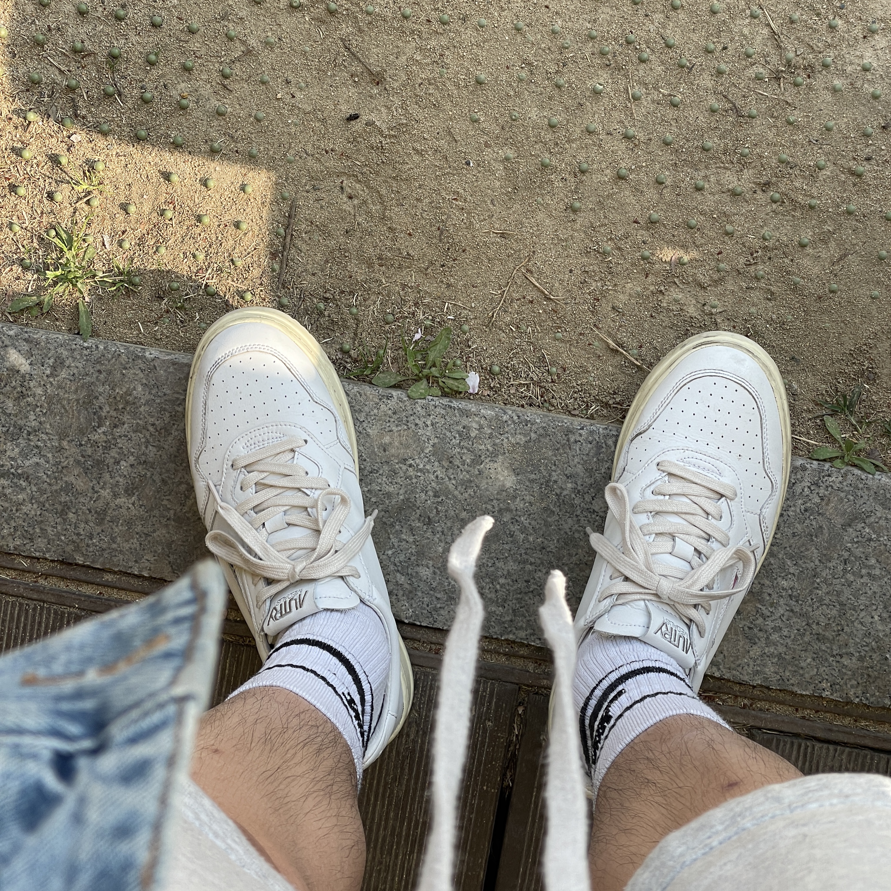 Autry Medalist Low Leather Sneakers White, Essentials Fleece Shorts Heather Grey - 20FW 착용 스타일