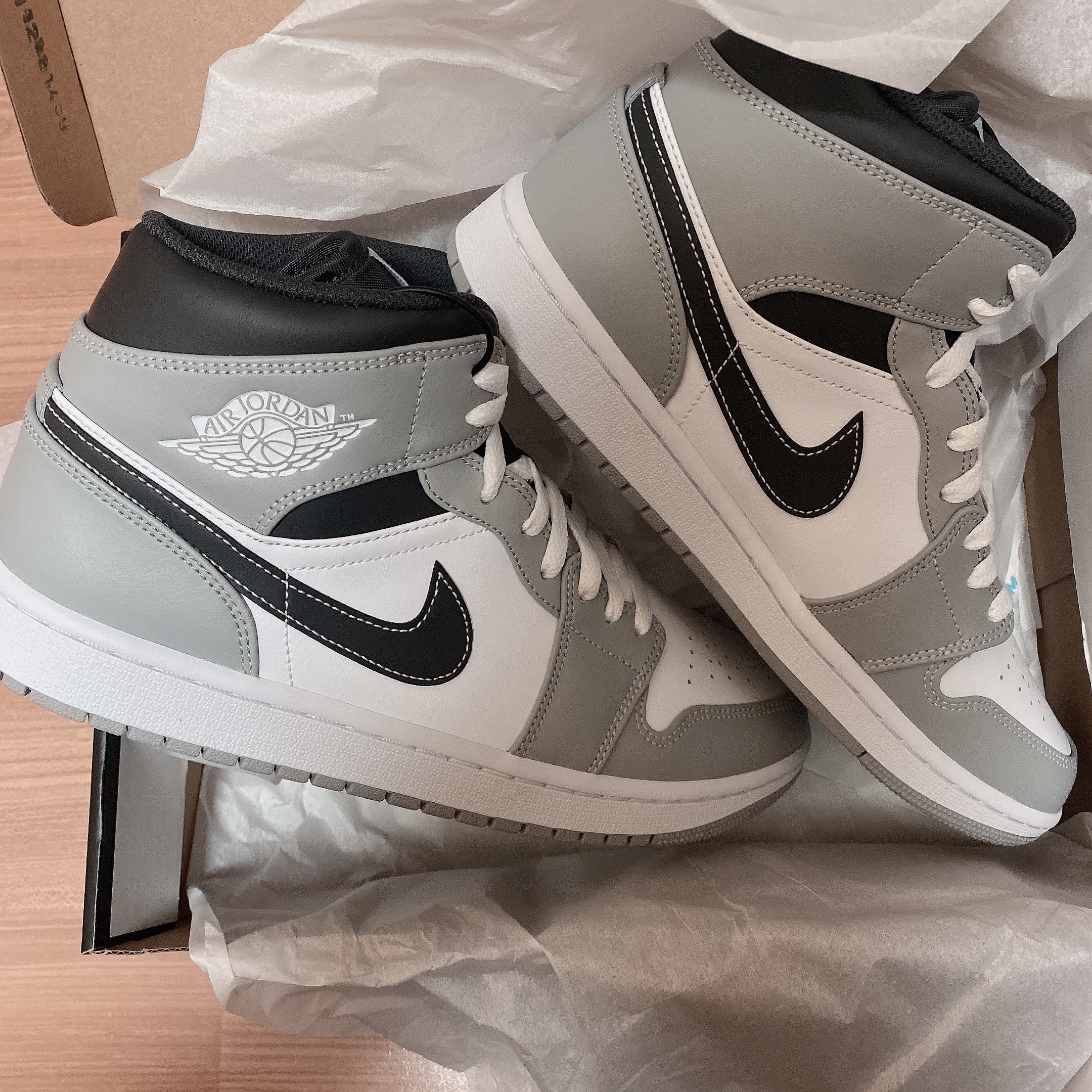 Jordan 1 Mid Light Smoke Grey Anthracite 착용 스타일 - 3