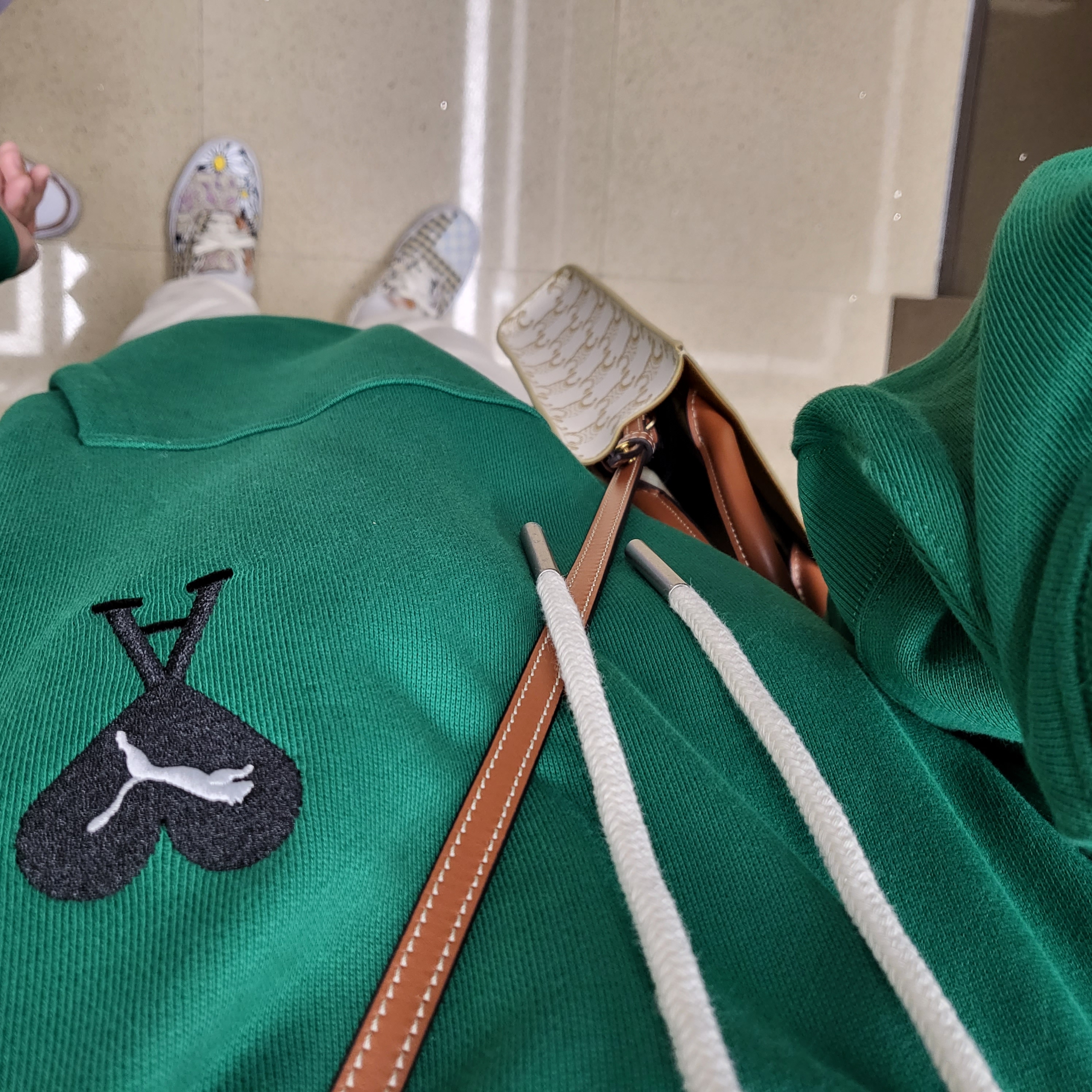 Vans Meadow Patchwork Era, Celine Mini Vertical Cabas in Triomphe Canvas and Calfskin with Celine Print Tan 착용 스타일