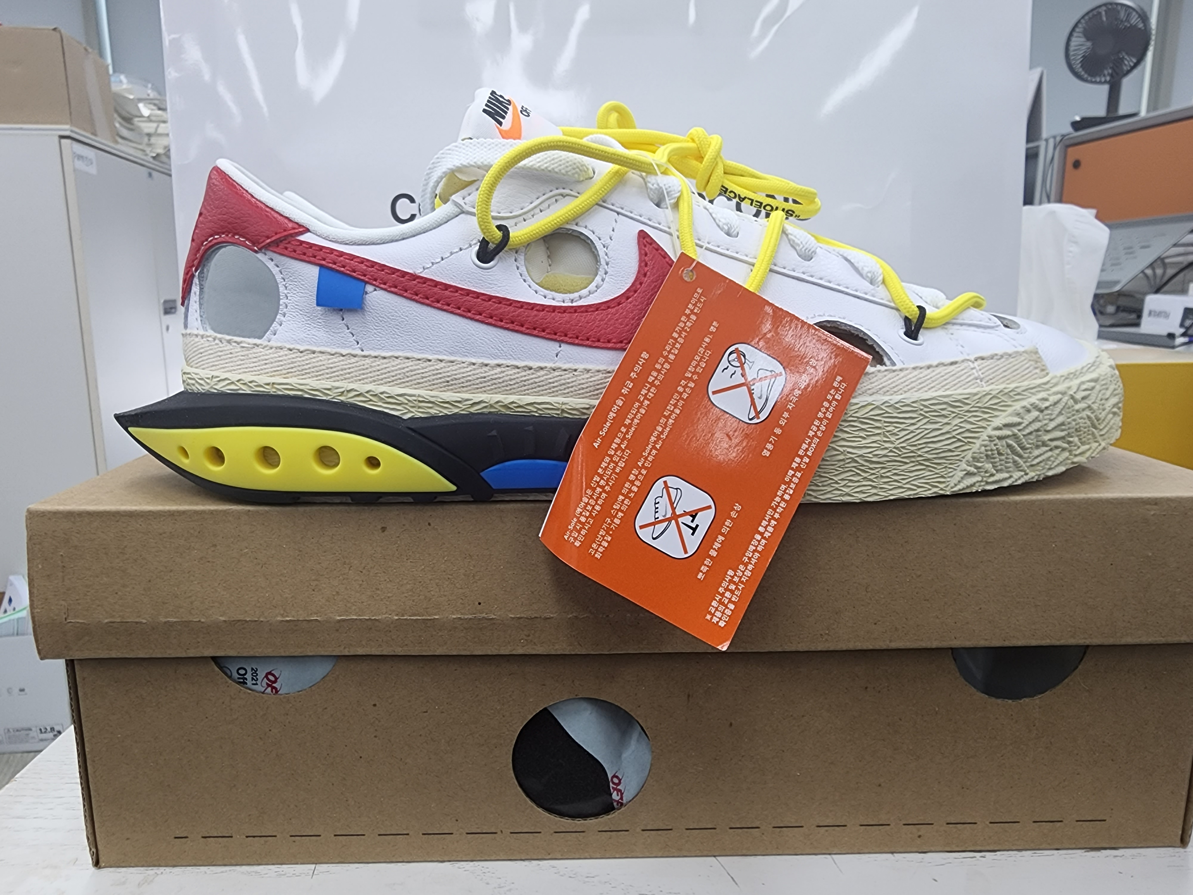 Nike x Off-White Blazer Low '77 White and University Red 착용 스타일 - 3