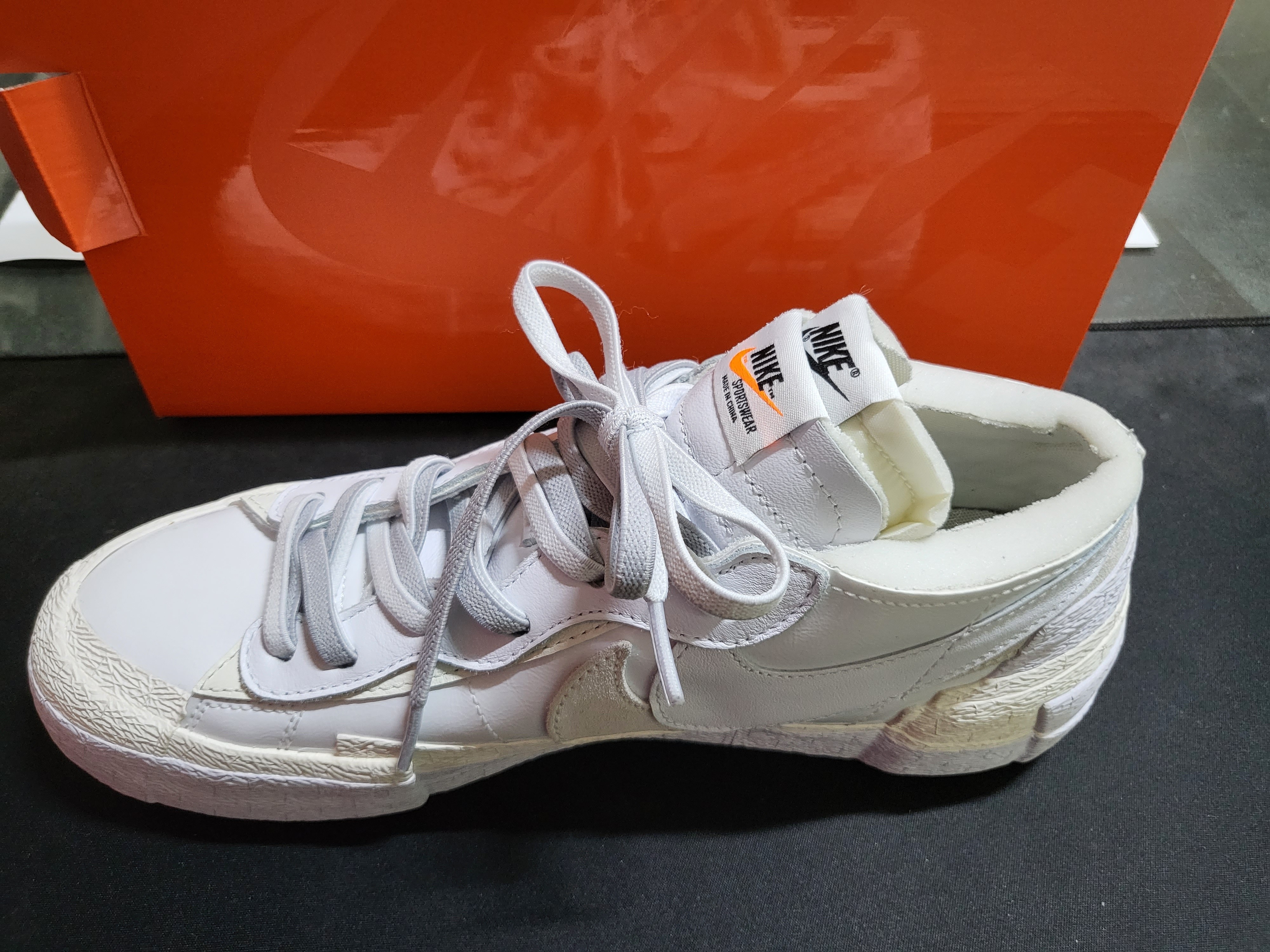 Nike x Sacai Blazer Low White Patent Leather 착용 스타일 - 3