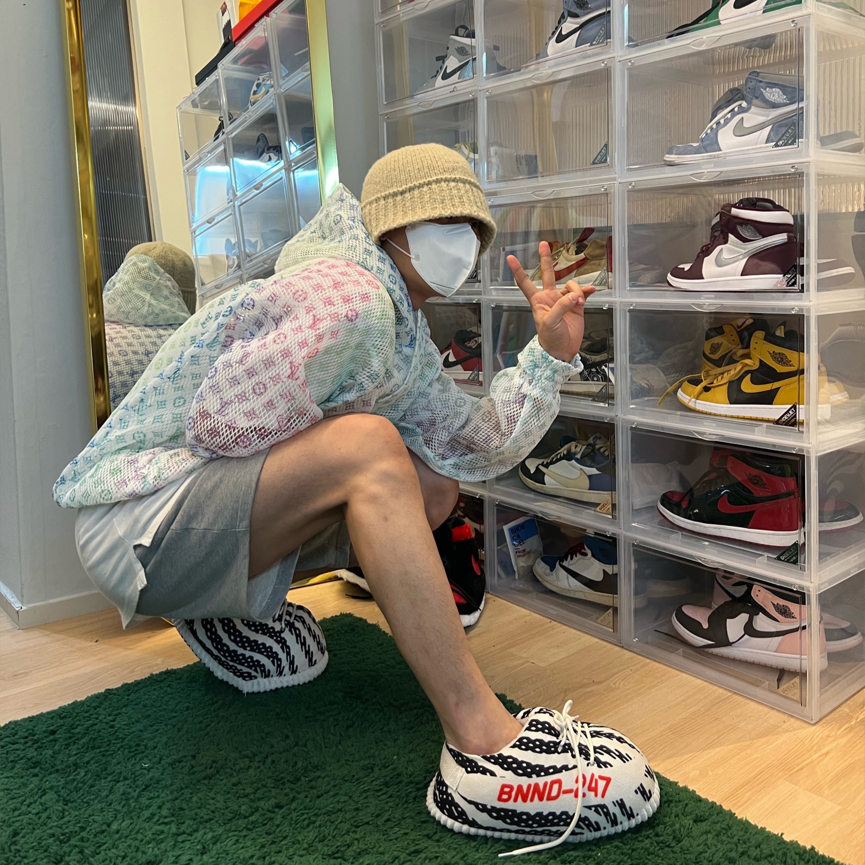 Louis Vuitton Gradient Monogram Mesh Blouson Black, Jordan 1 x Travis Scott x Fragment Retro Low OG SP Military Blue 착용 스타일