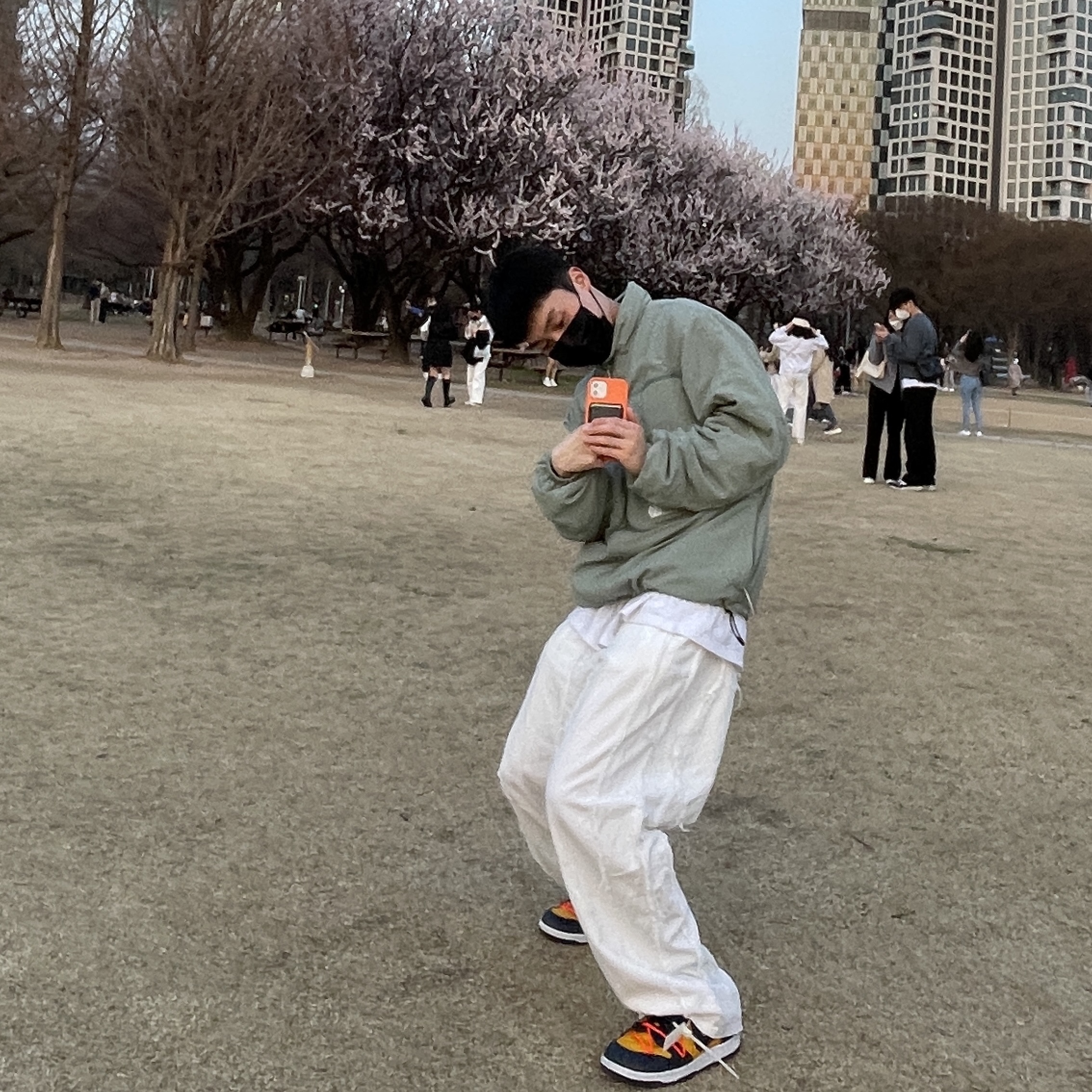 Palace Travel Jacket Slate Grey - 21SS, Nike x Off-White Dunk Low University Gold Midnight Navy 착용 스타일