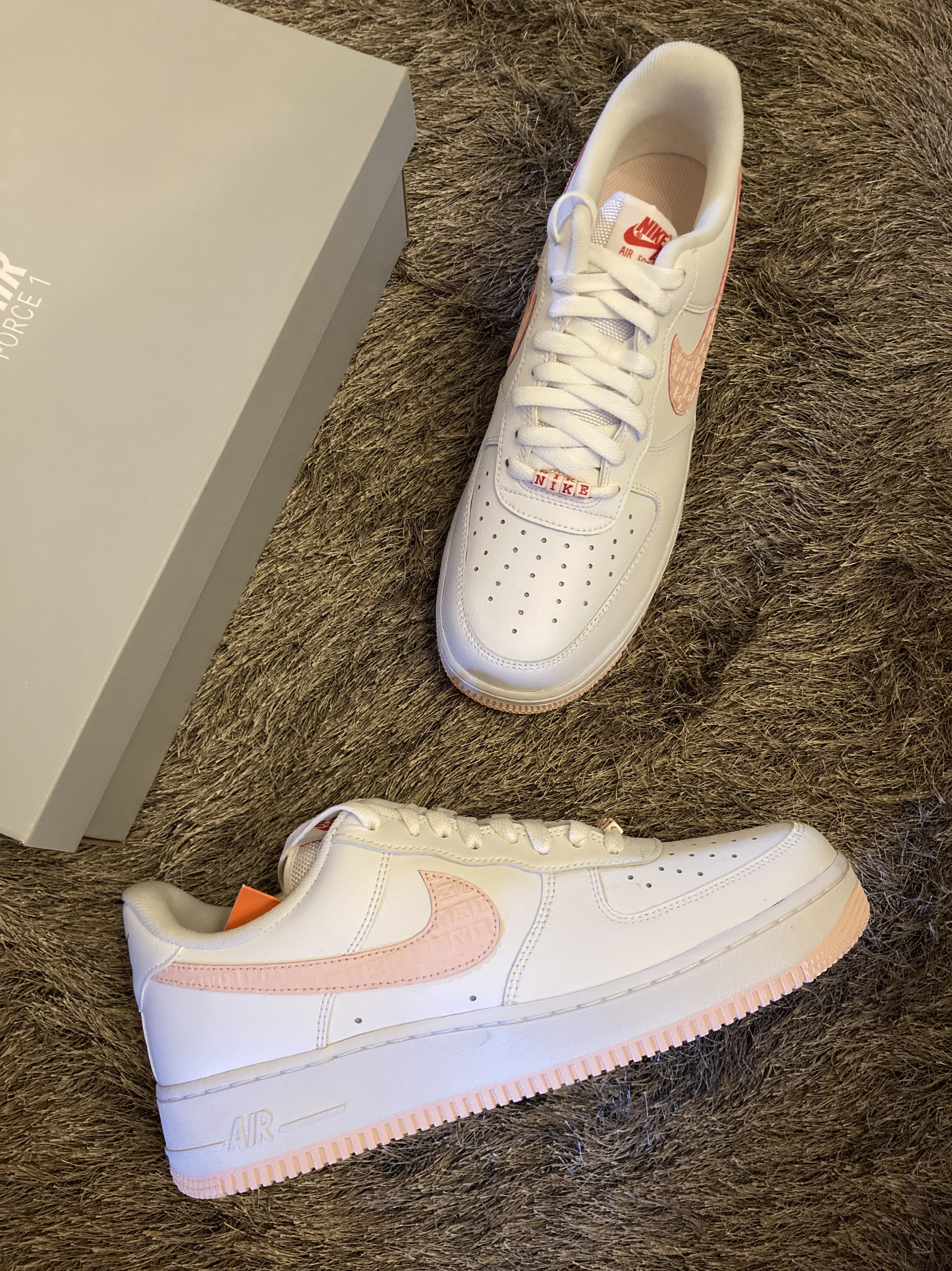 Nike Air Force 1 '07 Valentine's Day 2022 착용 스타일 - 2