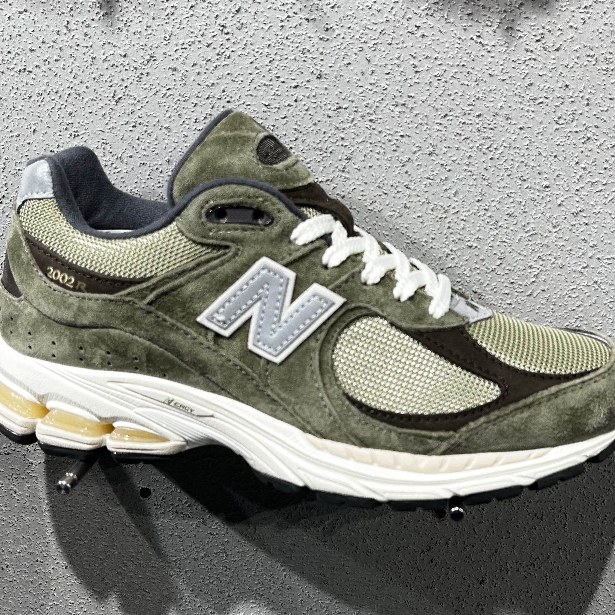New Balance 2002R Special Vintage Khaki 착용 스타일