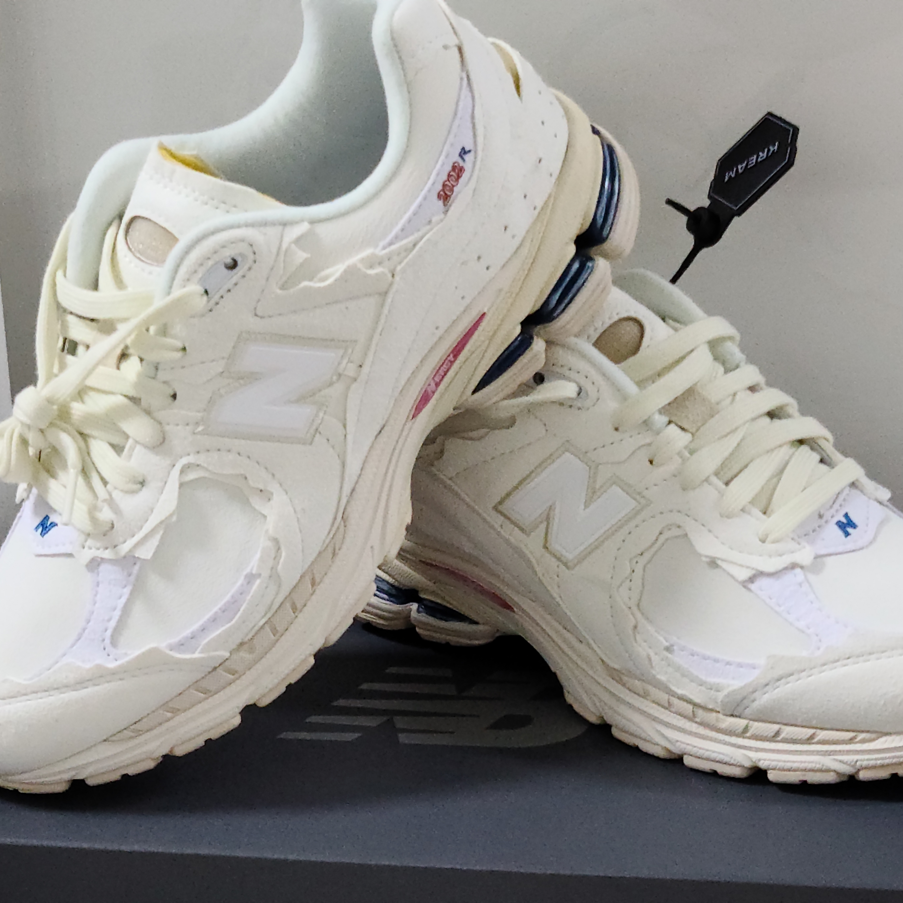 New Balance 2002R Protection Pack Sea Salt 착용 스타일 - 2
