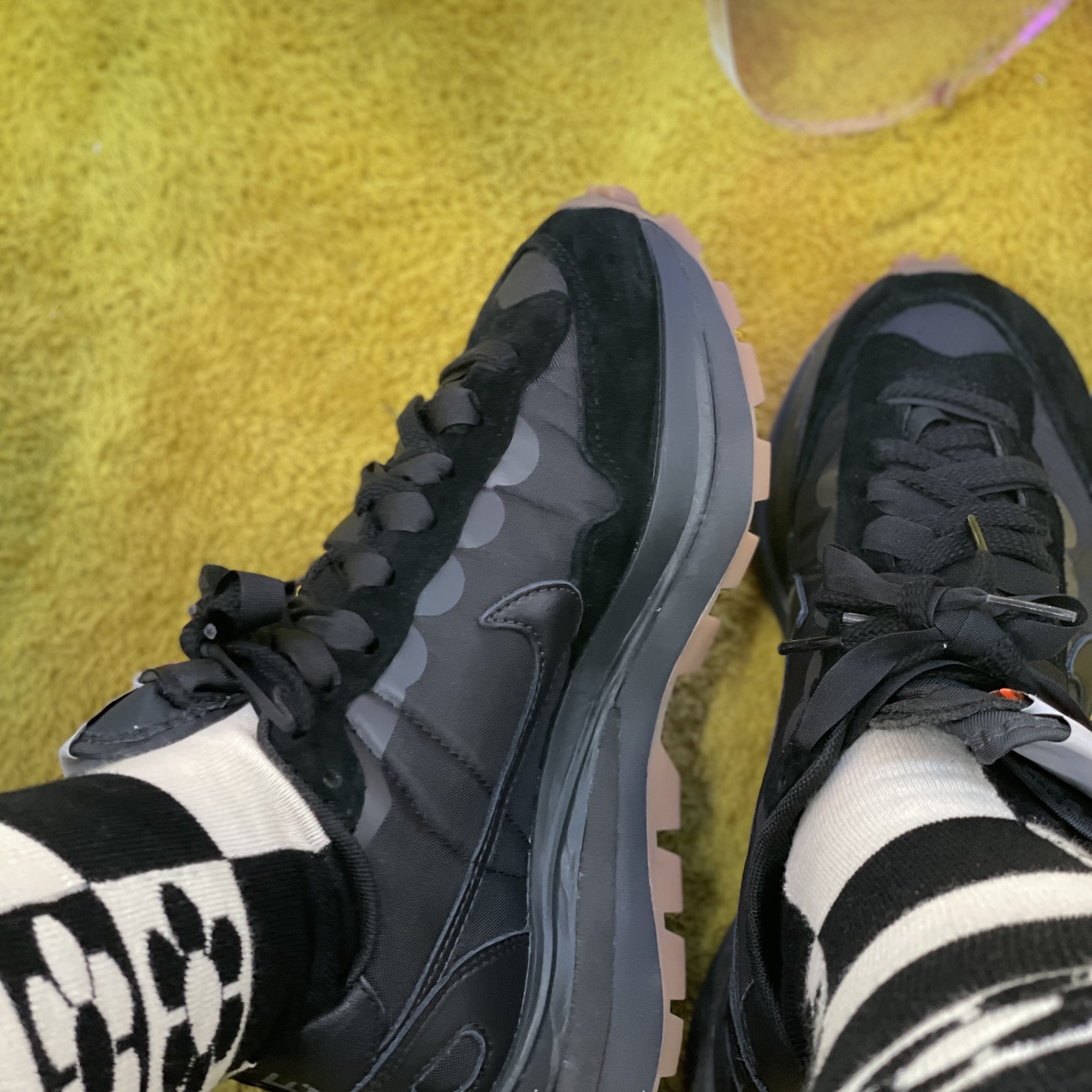 Nike x Sacai VaporWaffle Black and Gum 착용 스타일 - 2