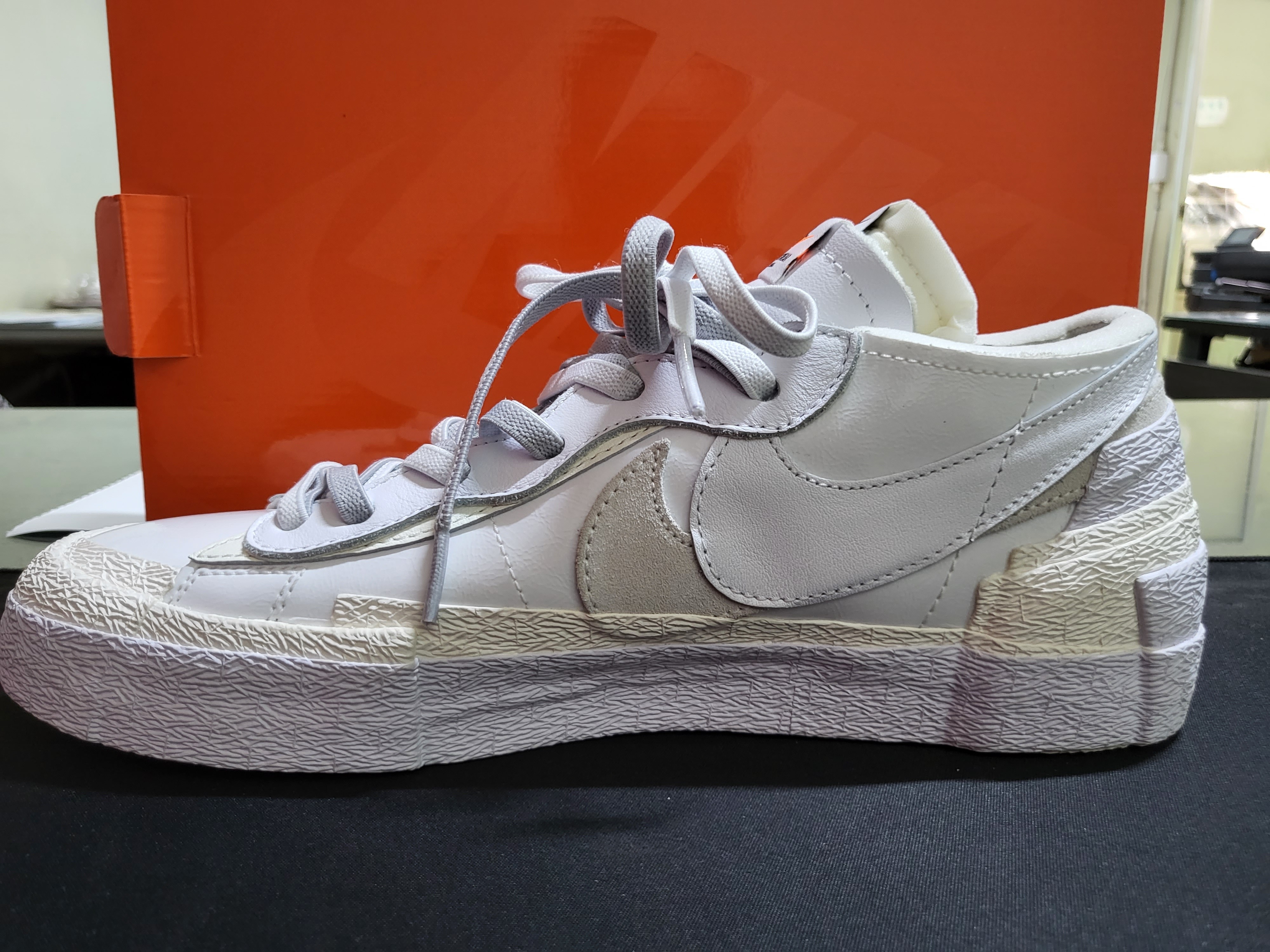 Nike x Sacai Blazer Low White Patent Leather 착용 스타일 - 1