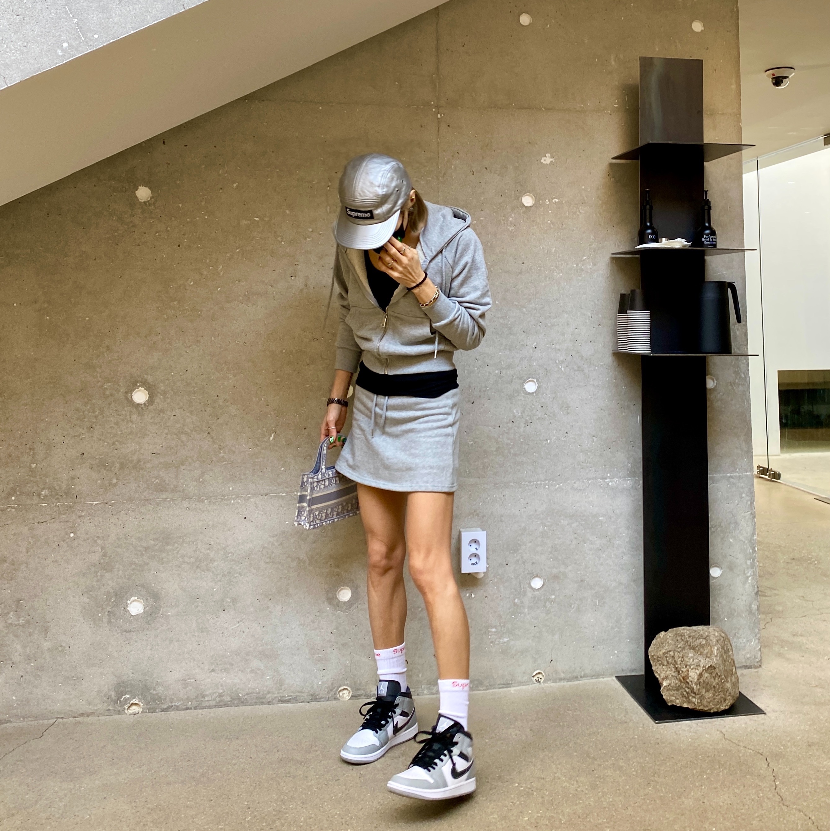Jordan 1 Mid Light Smoke Grey Anthracite, Dior Mini Book Tote Blue Dior Oblique Embroidery 착용 스타일