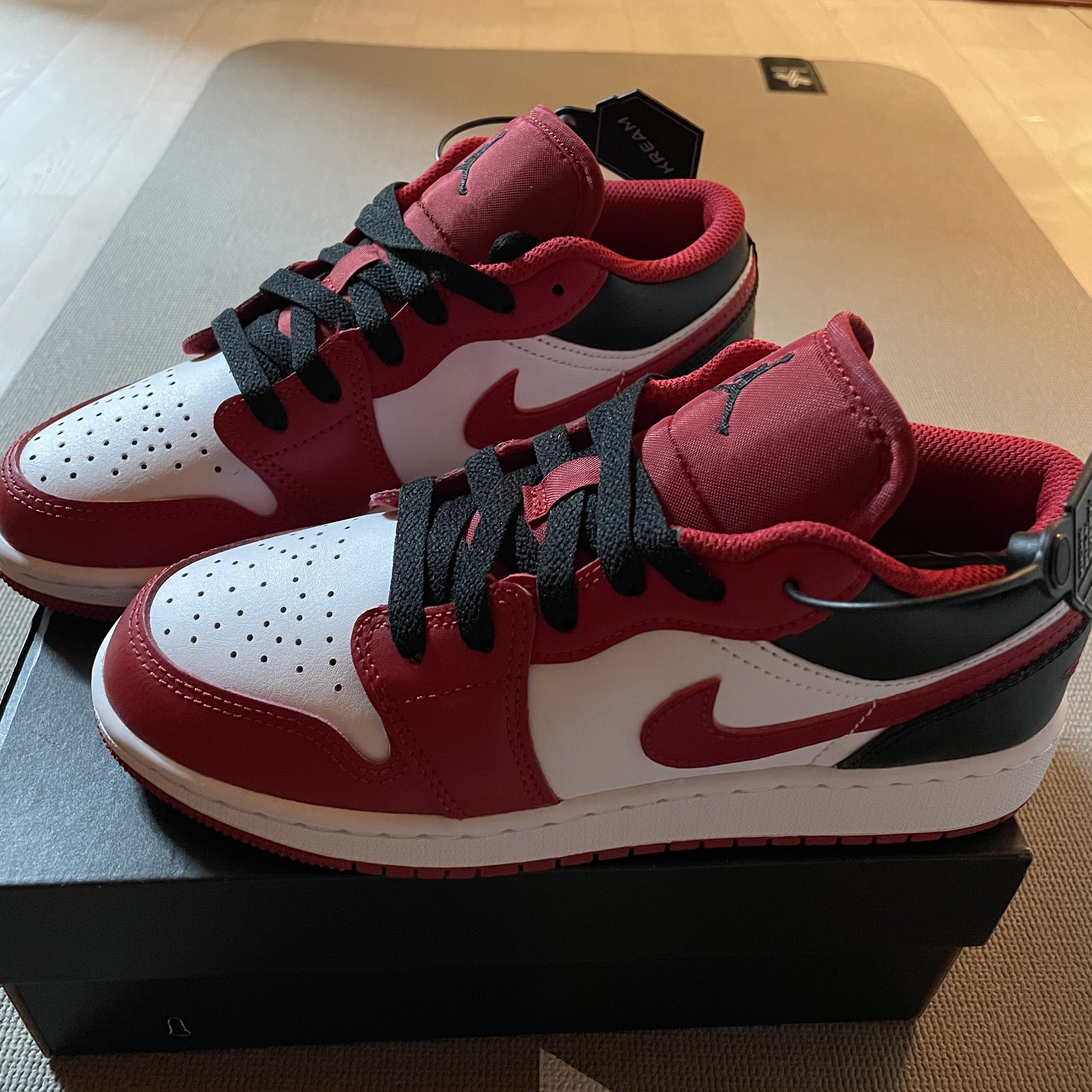 (GS) Jordan 1 Low White Gym Red Black 착용 스타일 - 2