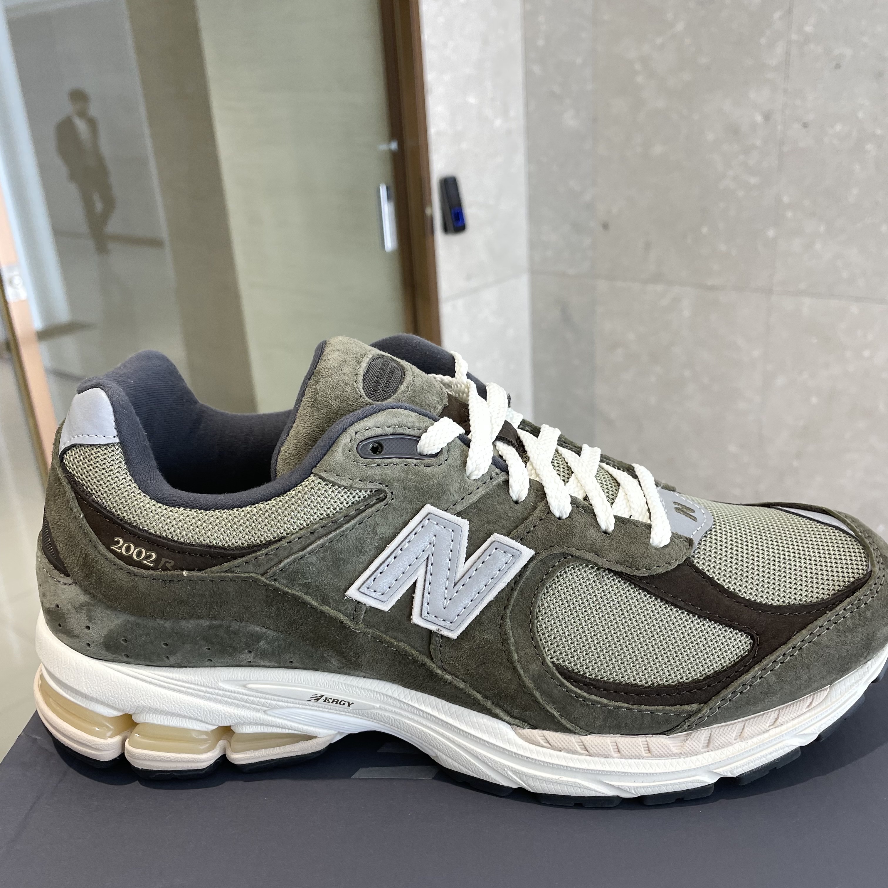 New Balance 2002R Special Vintage Khaki 착용 스타일 - 1