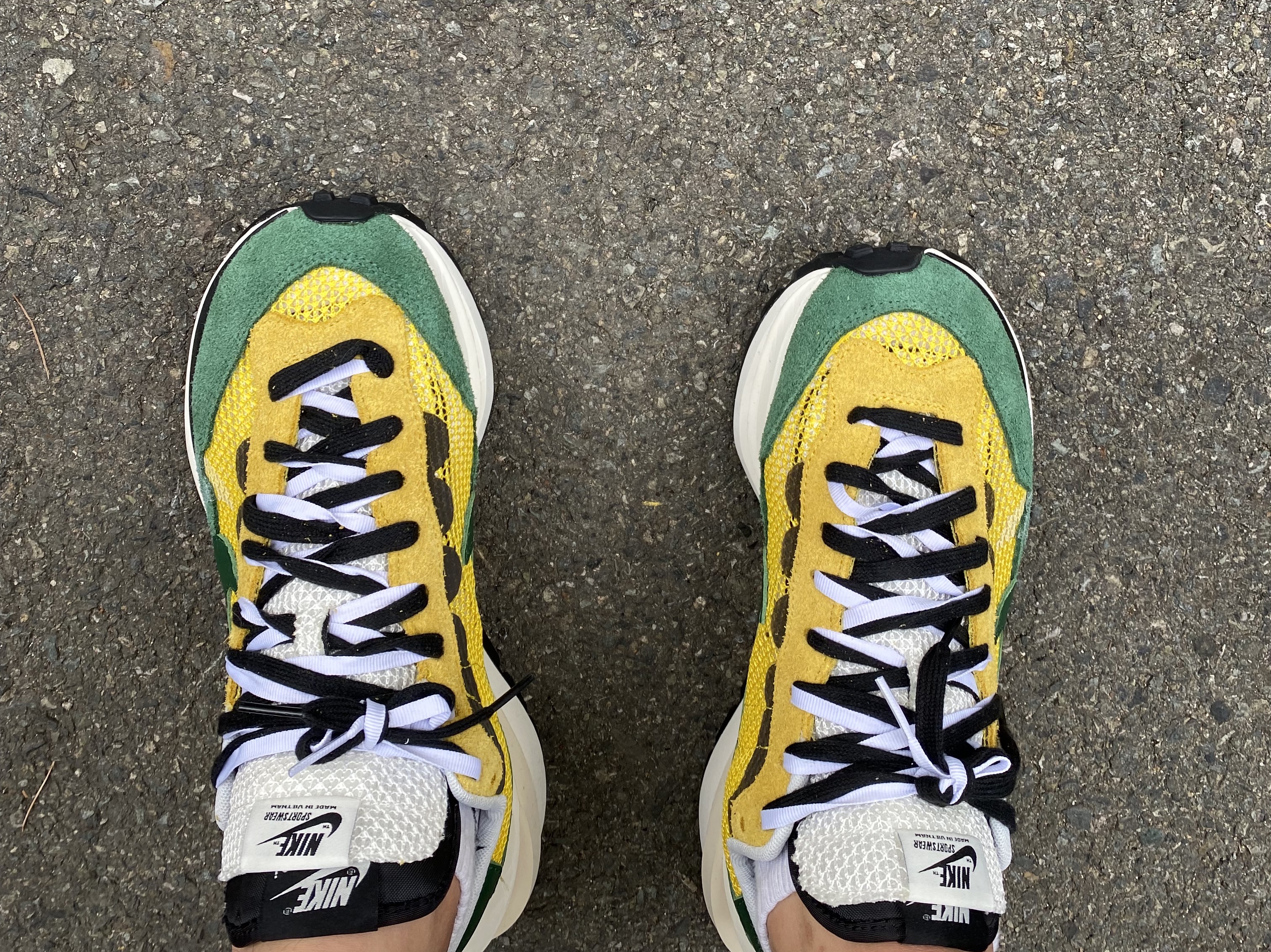 Nike x Sacai VaporWaffle Tour Yellow & Gorge Green Sail 착용 스타일 - 2