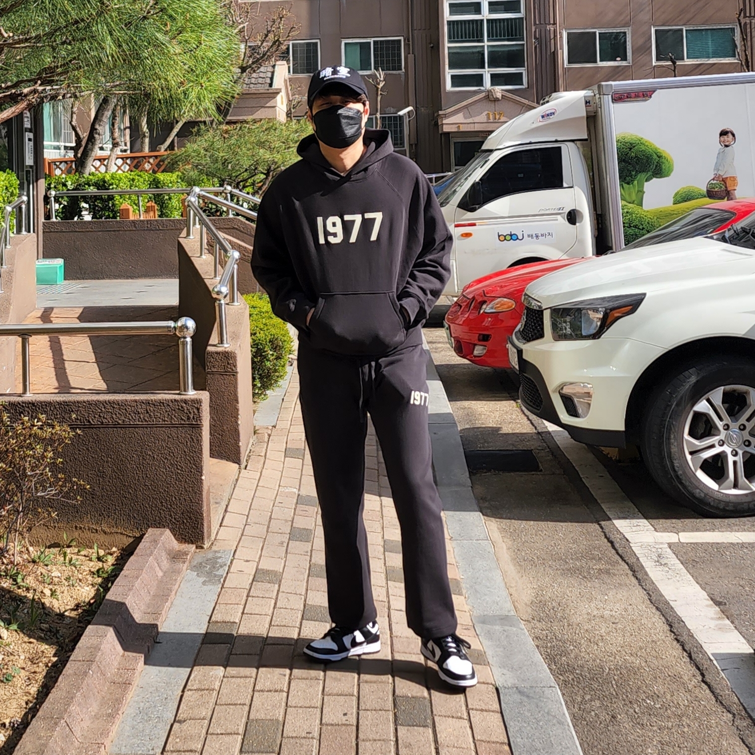 Essentials 1977 Hoodie Iron - 22SS, Essentials 1977 Relaxed Sweatpants Iron - 22SS 착용 스타일