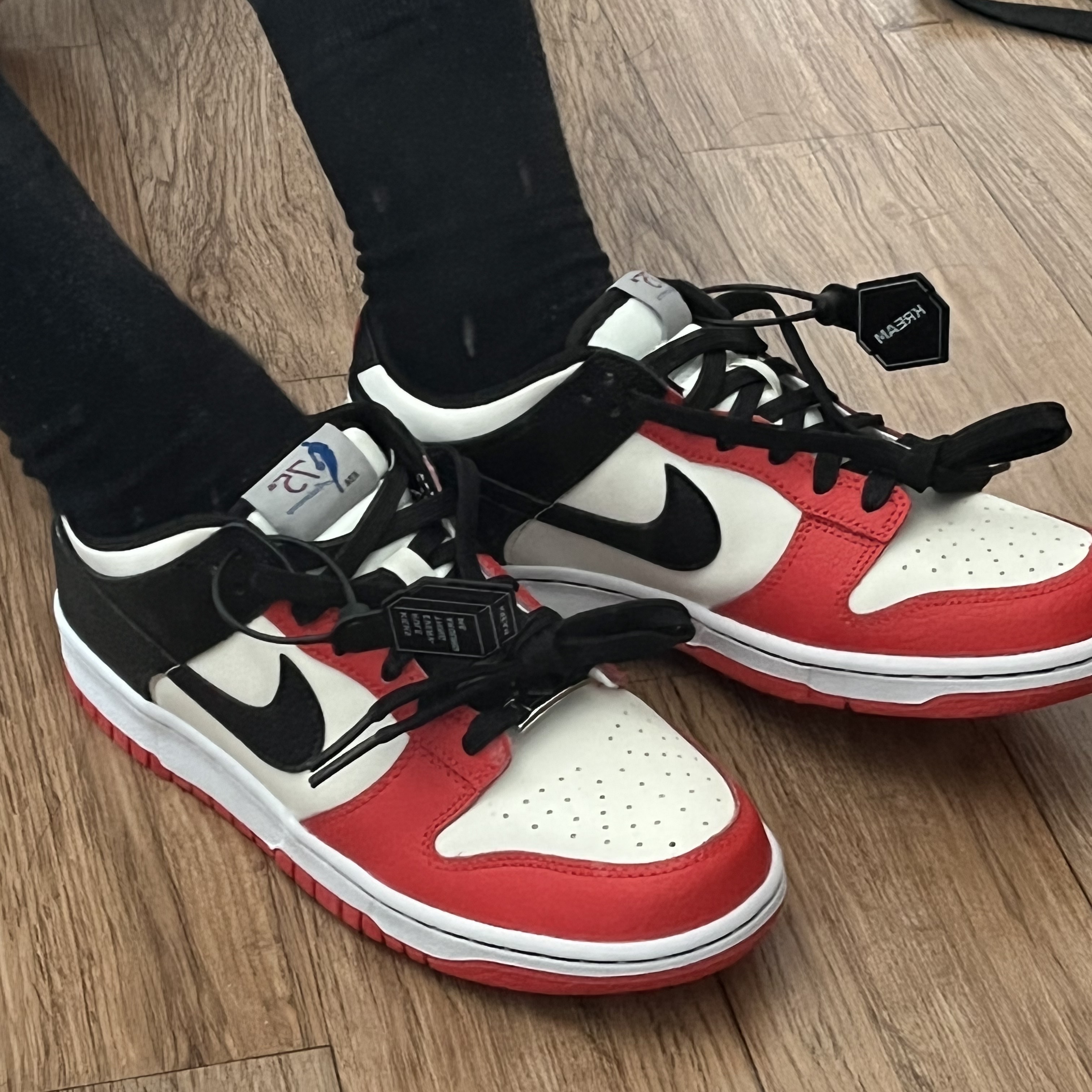 (GS) Nike x NBA Dunk Low Black and Chile Red, Nike x NBA Dunk Low Retro EMB Black and Chile Red 착용 스타일