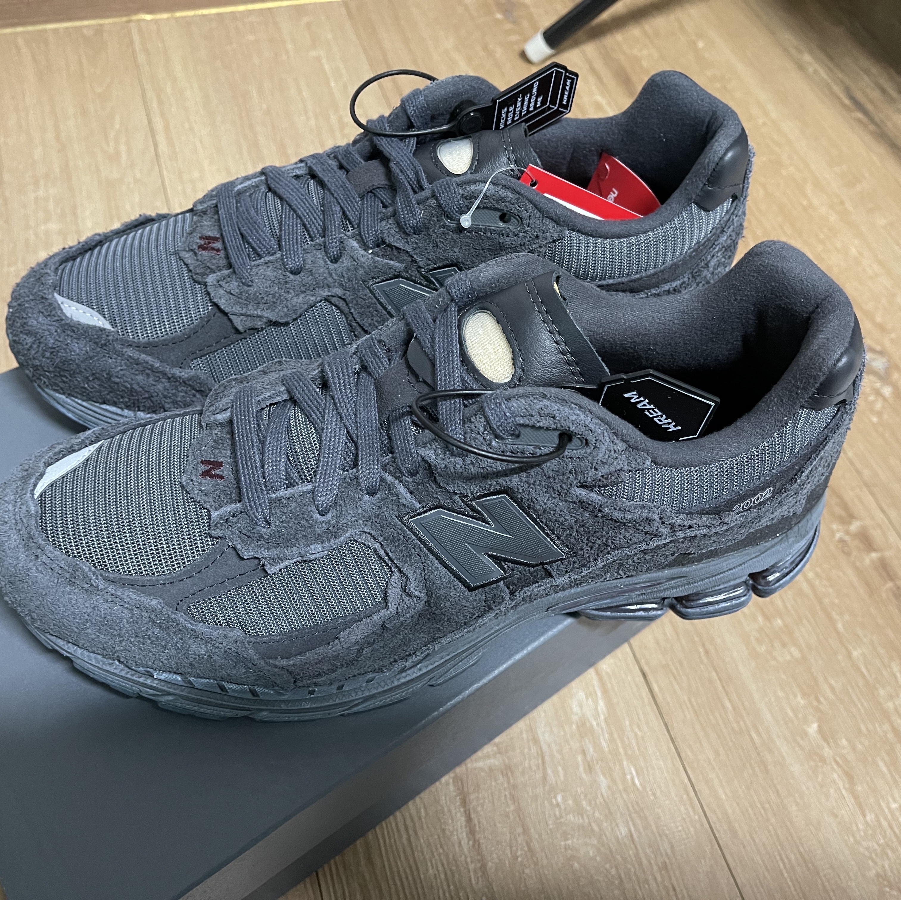 New Balance 2002R Protection Pack Phantom 착용 스타일