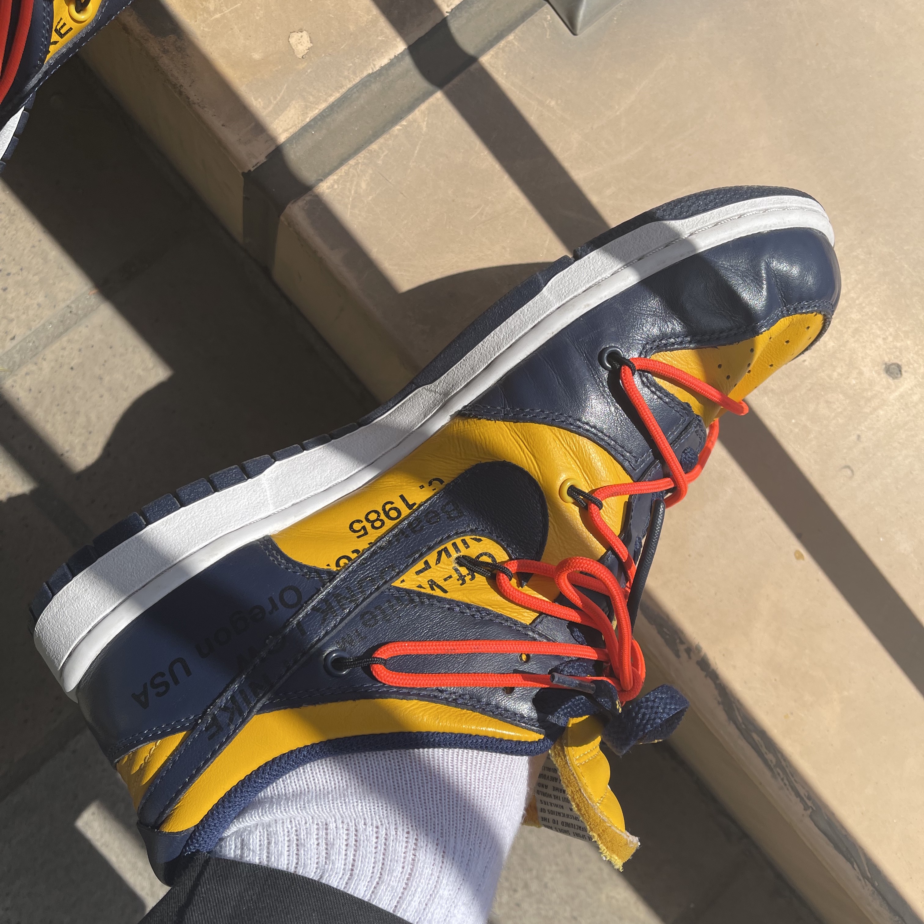 Nike x Off-White Dunk Low University Gold Midnight Navy 착용 스타일 - 2