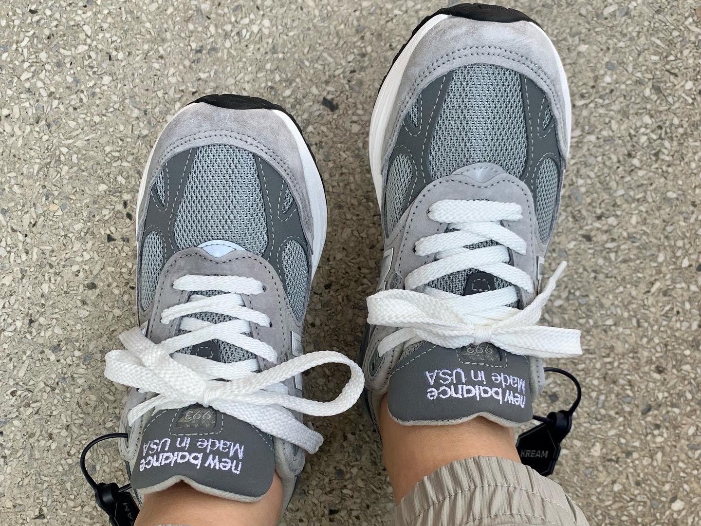 (W) New Balance 993 Made in USA Grey - B Standard 착용 스타일 - 1