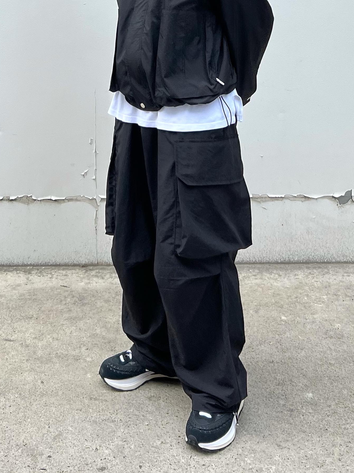 Nike x Sacai x Jean Paul Gaultier VaporWaffle Black White 착용 스타일 - 1
