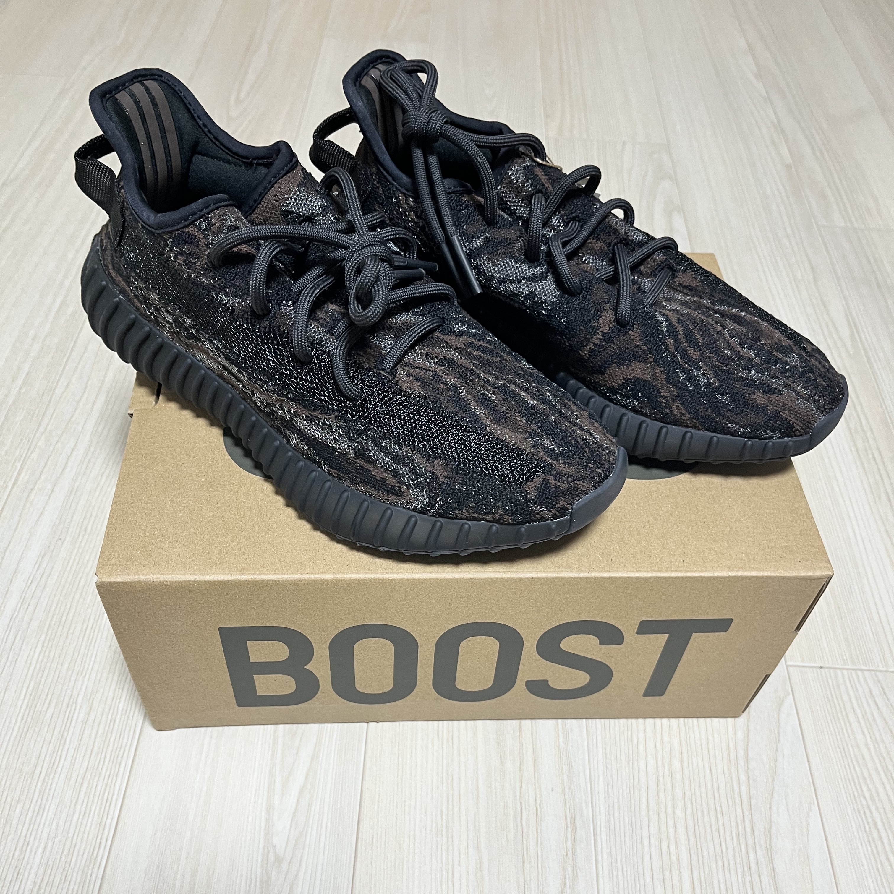 Adidas Yeezy Boost 350 V2 MX Rock 착용 스타일
