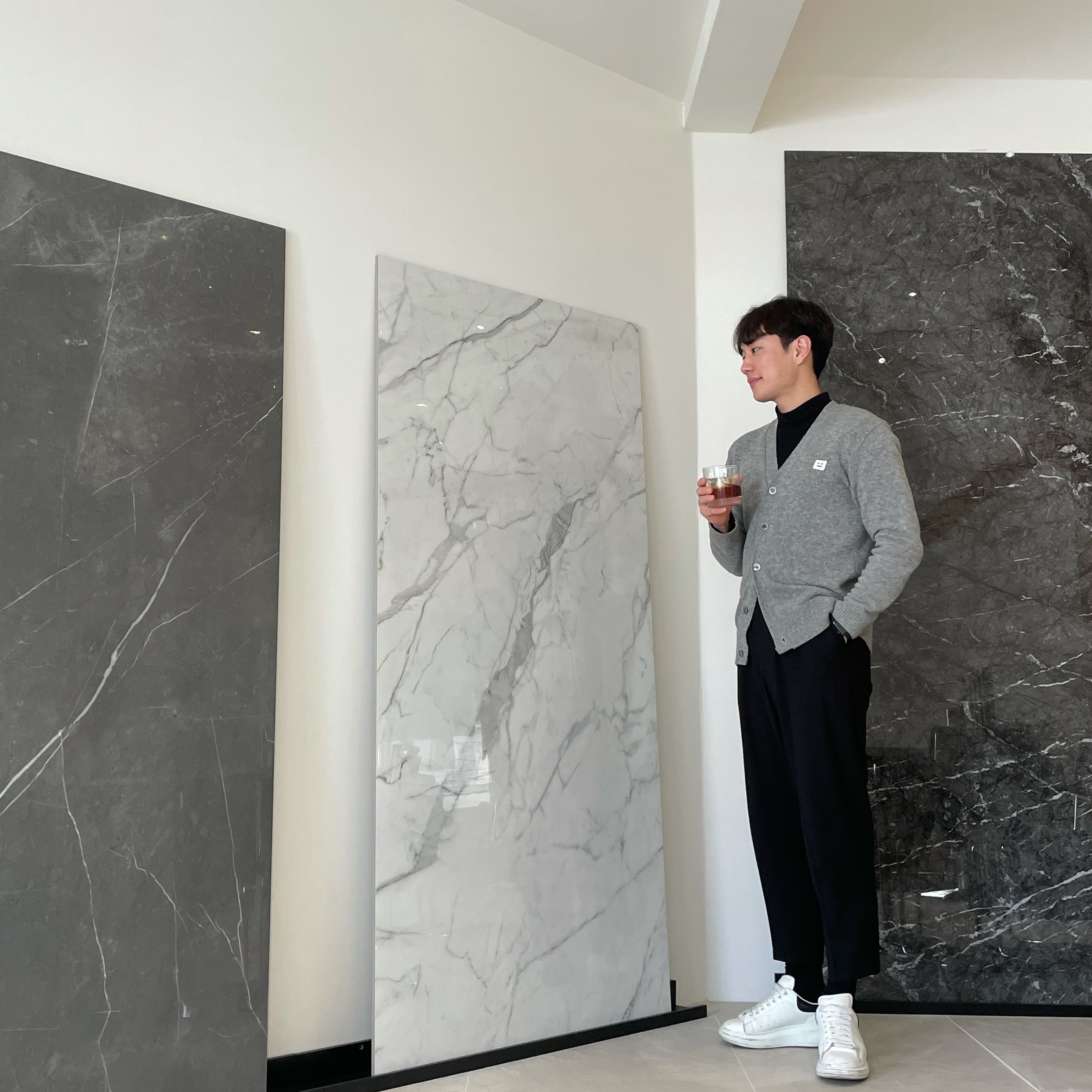 Alexander McQueen Oversized Sneakers White Black, Acne Studios Keve Face V-Neck Cardigan Grey Melange 착용 스타일