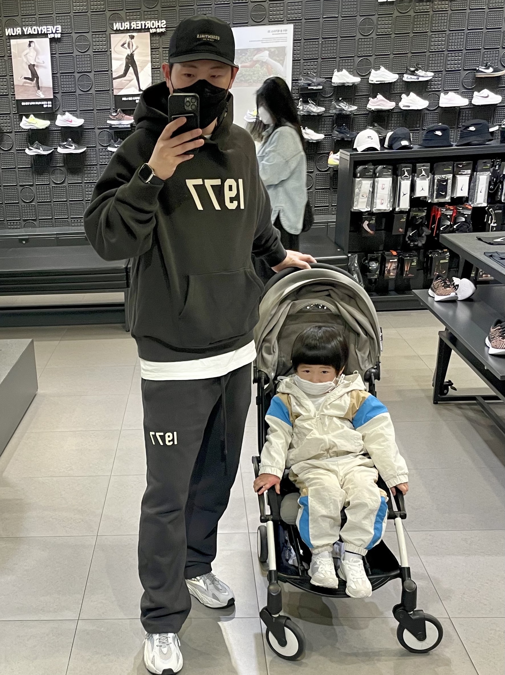 Essentials 1977 Hoodie Iron - 22SS, Essentials 1977 Relaxed Sweatpants Iron - 22SS 착용 스타일
