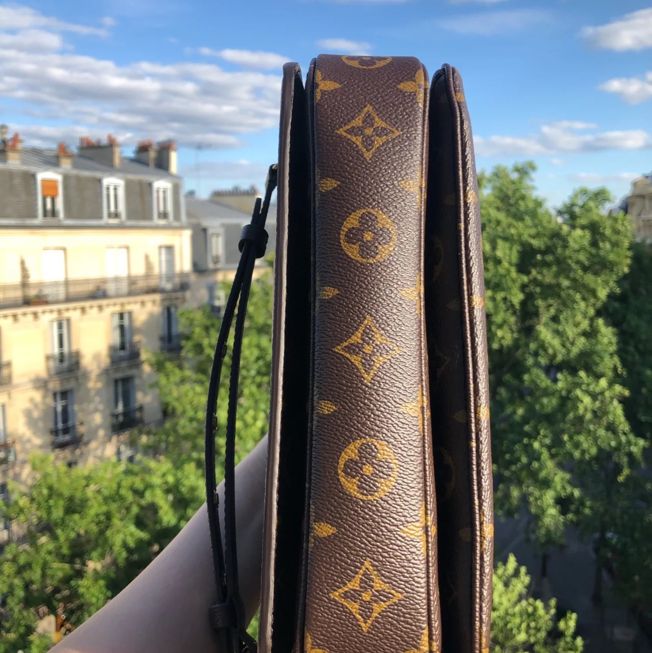 Louis Vuitton Pochette Metis Monogram 착용 스타일 - 4