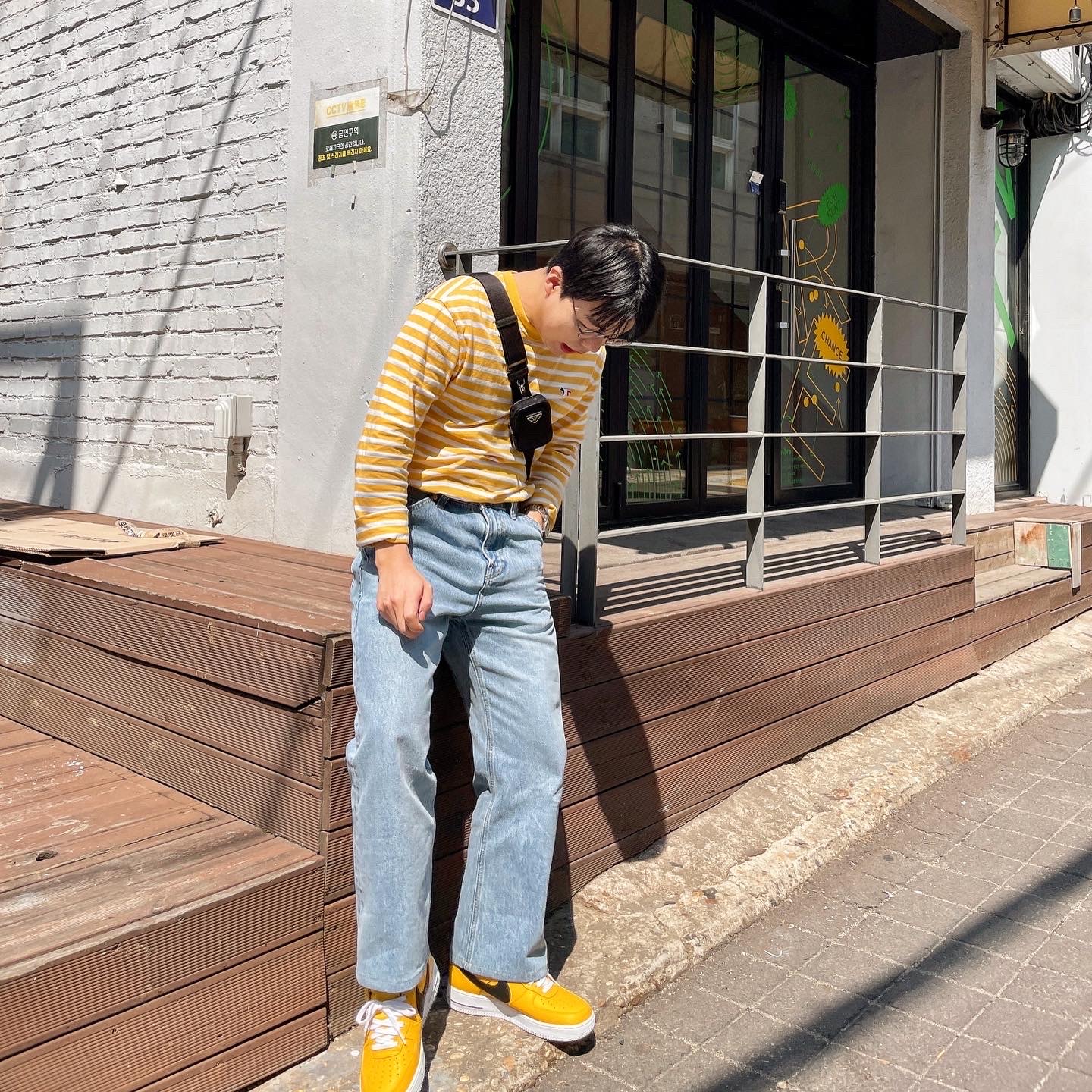 Prada Re-Nylon and Saffiano Leather Shoulder Bag Black, Nike Air Force 1 Low NBA Amarillo 착용 스타일 - 1