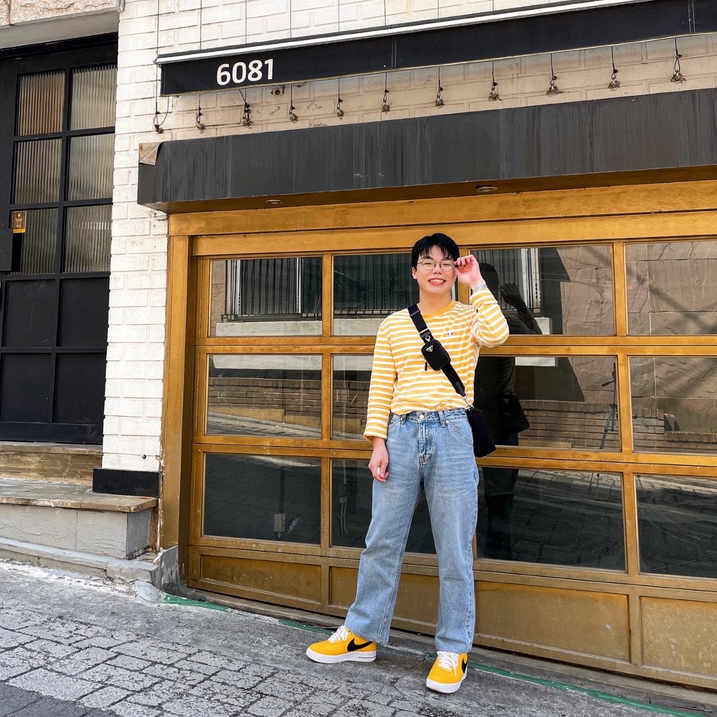 Prada Re-Nylon and Saffiano Leather Shoulder Bag Black, Nike Air Force 1 Low NBA Amarillo 착용 스타일 - 2
