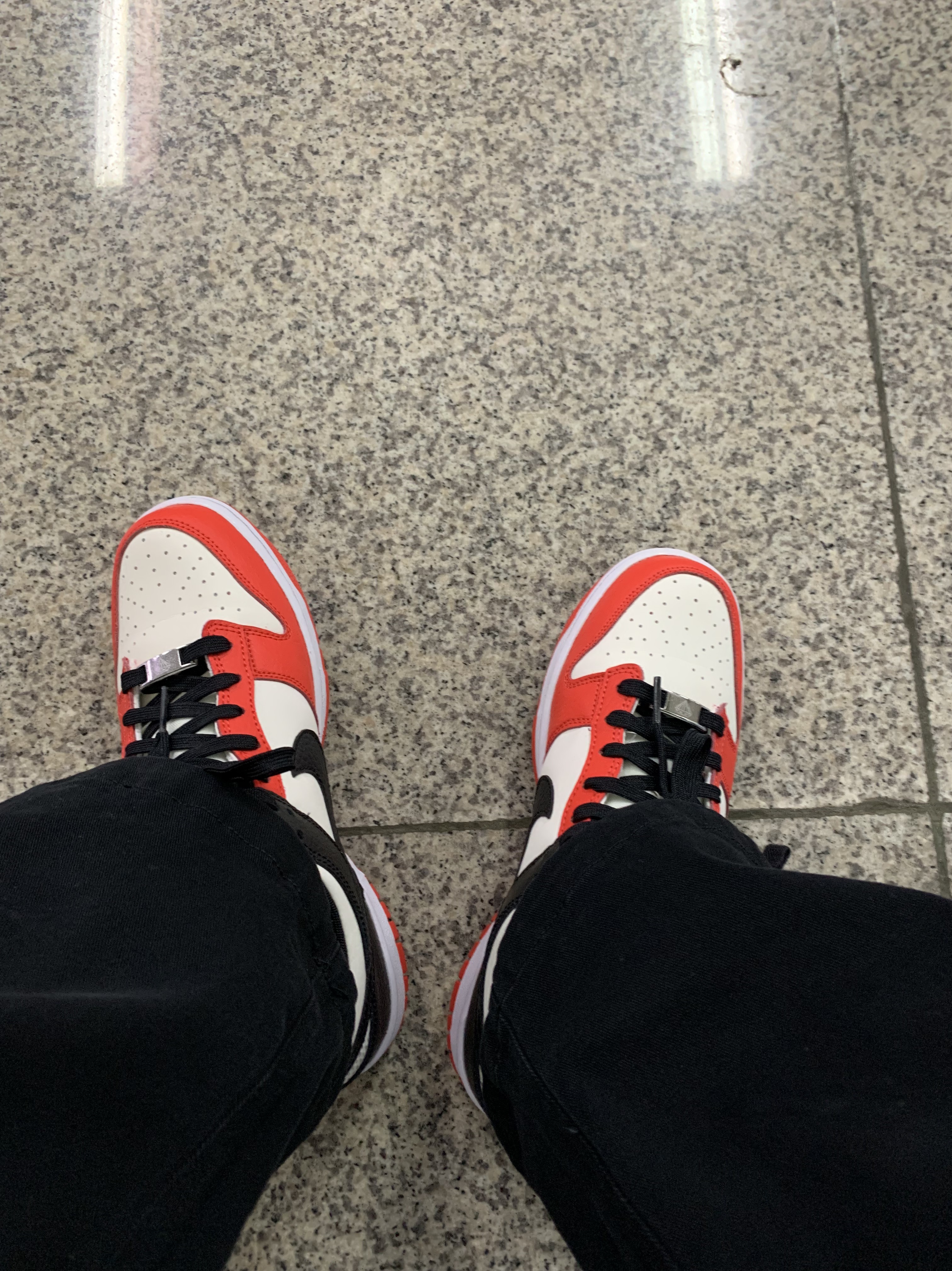 (GS) Nike x NBA Dunk Low Black and Chile Red 착용 스타일 - 2