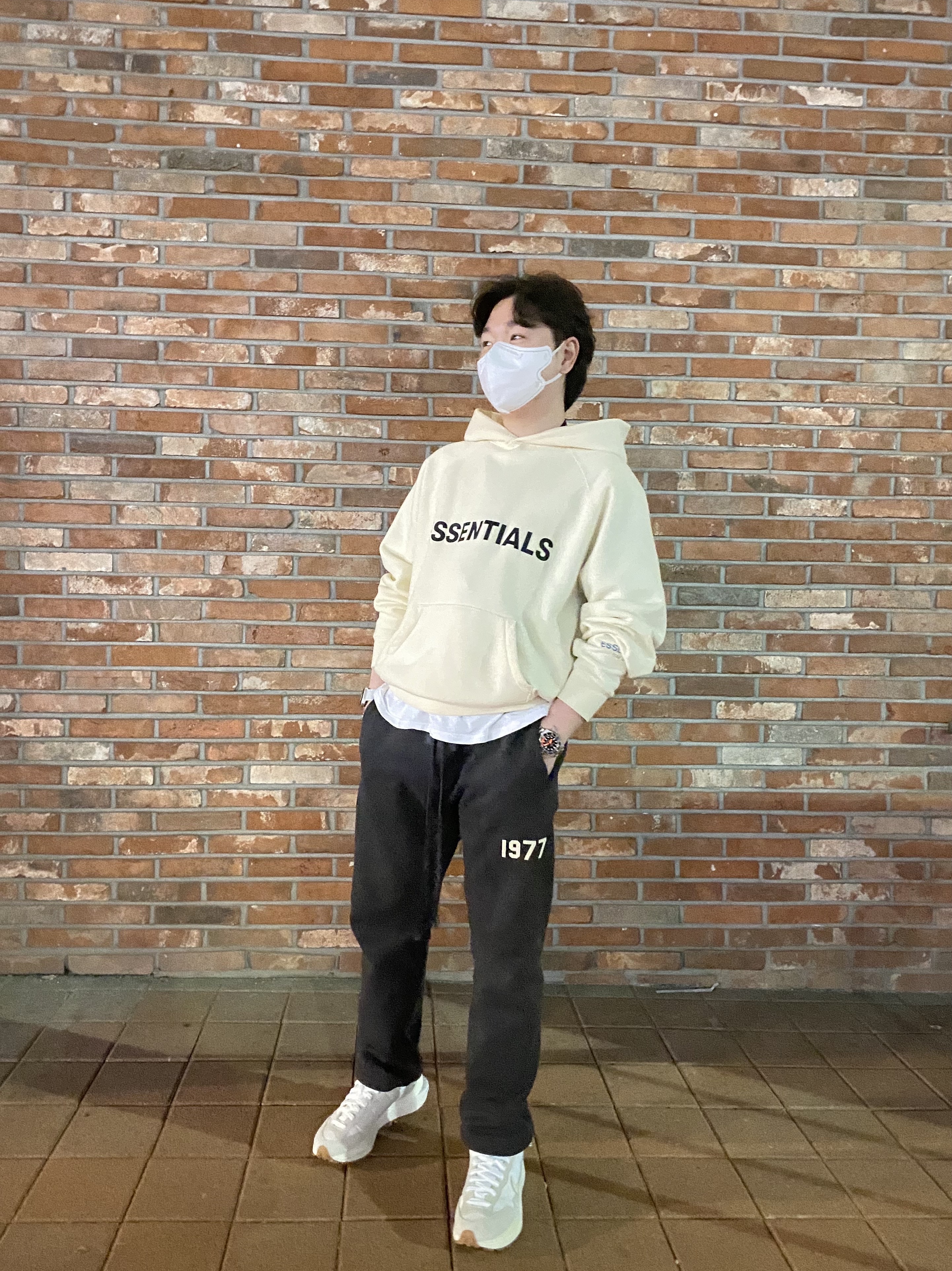 Essentials 3D Silicon Applique Pullover Hoodie Buttercream 2020, Essentials 1977 Relaxed Sweatpants Iron - 22SS 착용 스타일