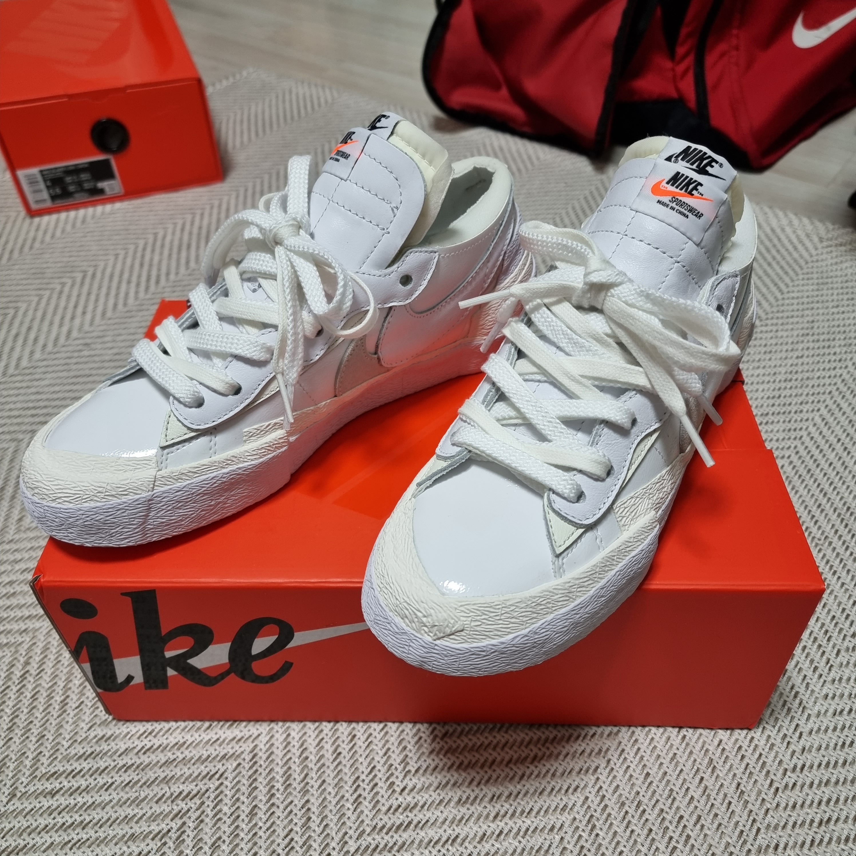 Nike x Sacai Blazer Low White Patent Leather 착용 스타일