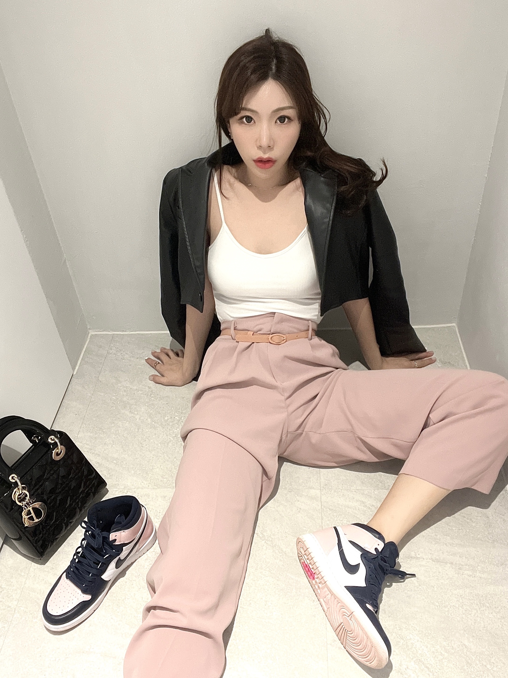 (W) Jordan 1 Retro High OG Atmosphere, Dior Mini Lady Bag Patent Cannage Calfskin Black 착용 스타일 - 1