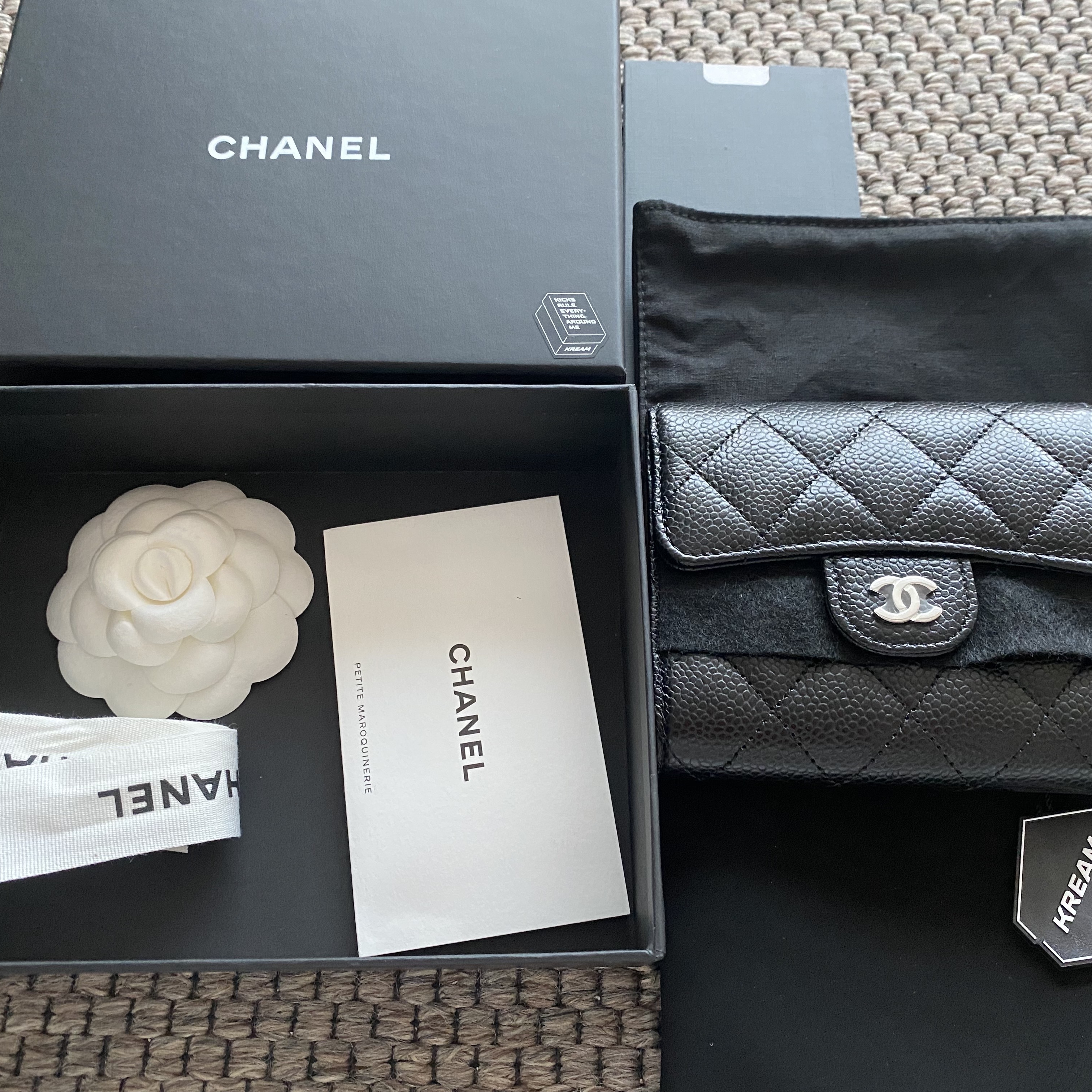 Chanel Small Classic Flap Wallet Grained Calfskin & Silver Black 착용 스타일