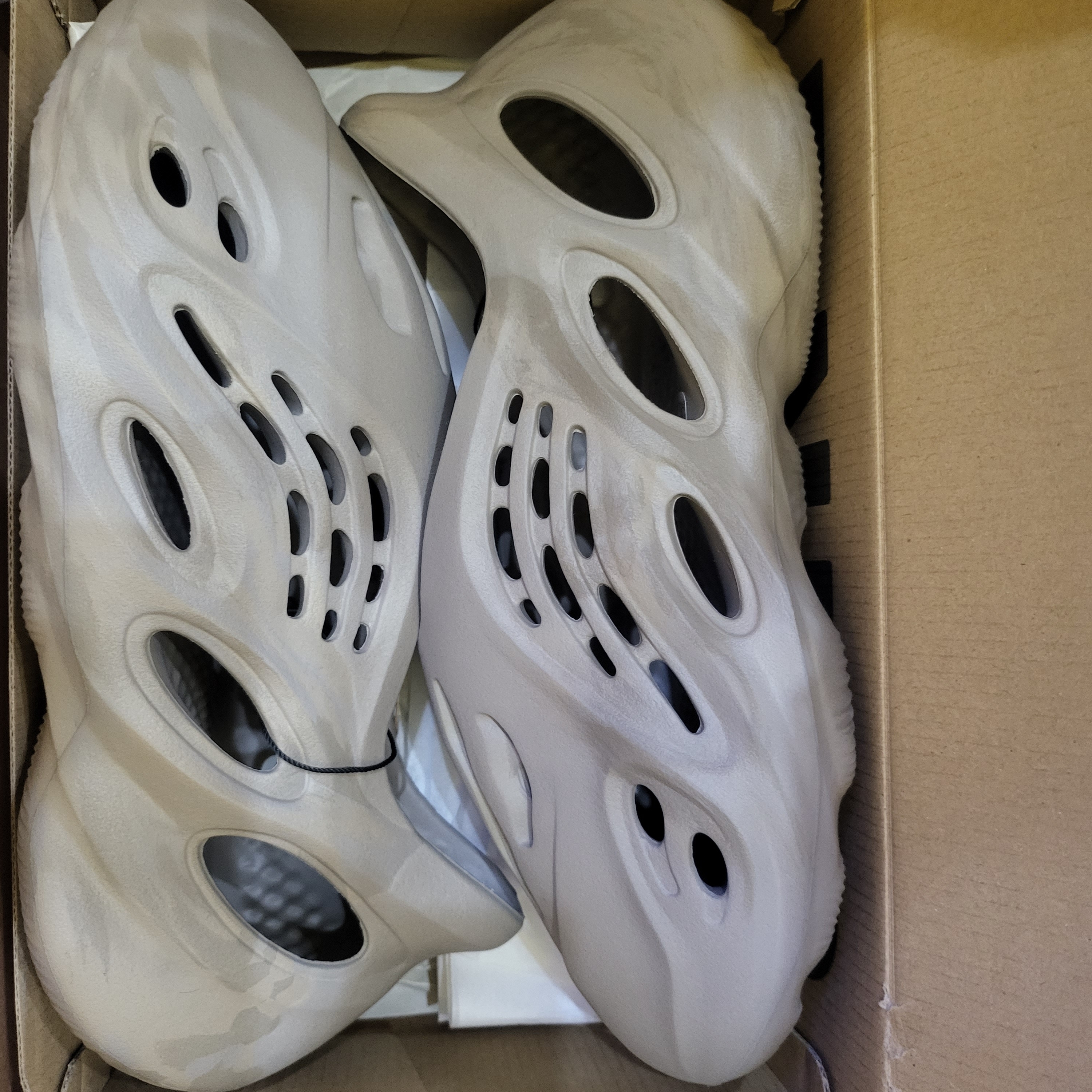 Adidas Yeezy Foam RNNR Stone Sage 착용 스타일