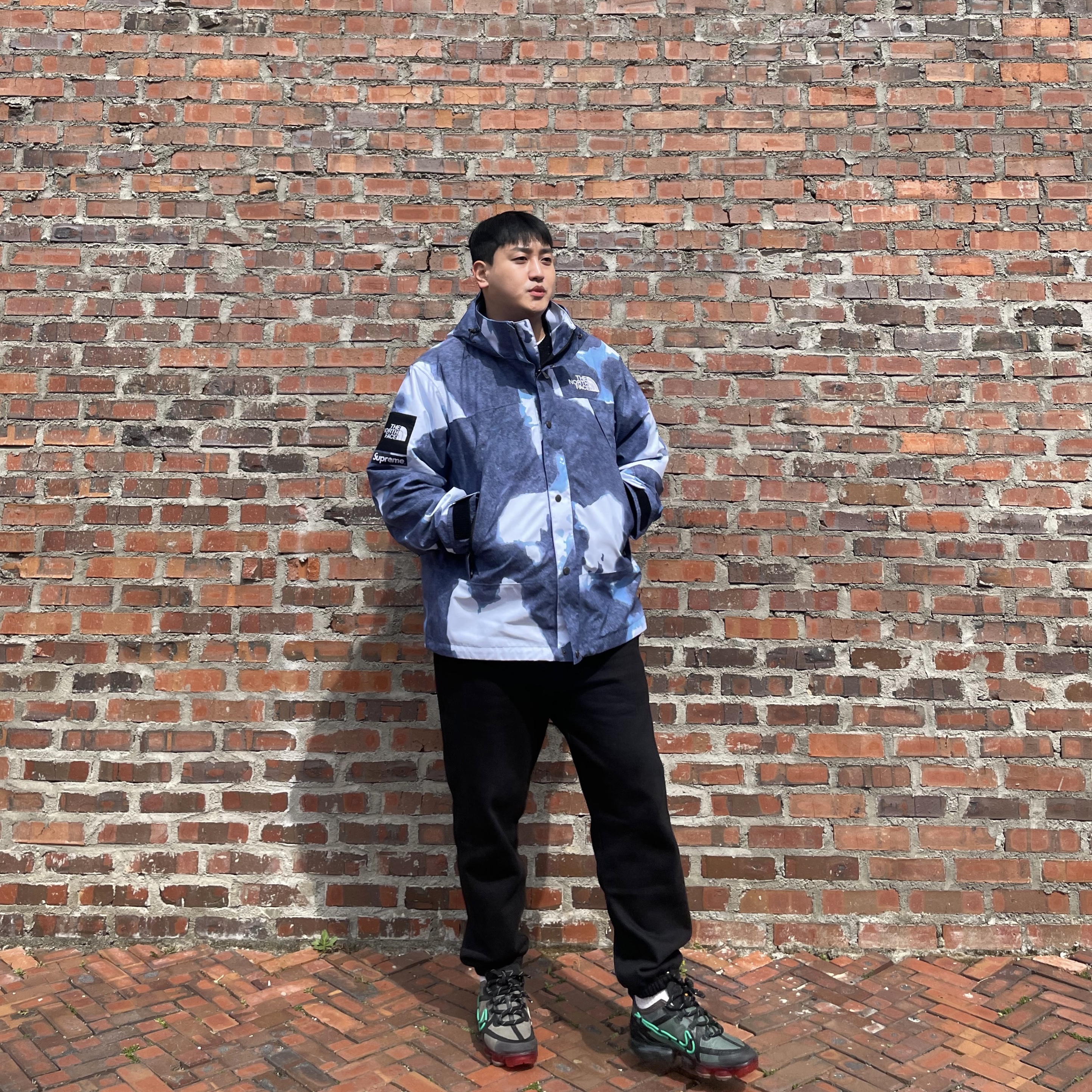 Supreme x The North Face Bleached Denim Print Mountain Jacket Indigo - 21FW, (W) Nike x Cactus Plant Flea Market Air VaporMax 2019 착용 스타일