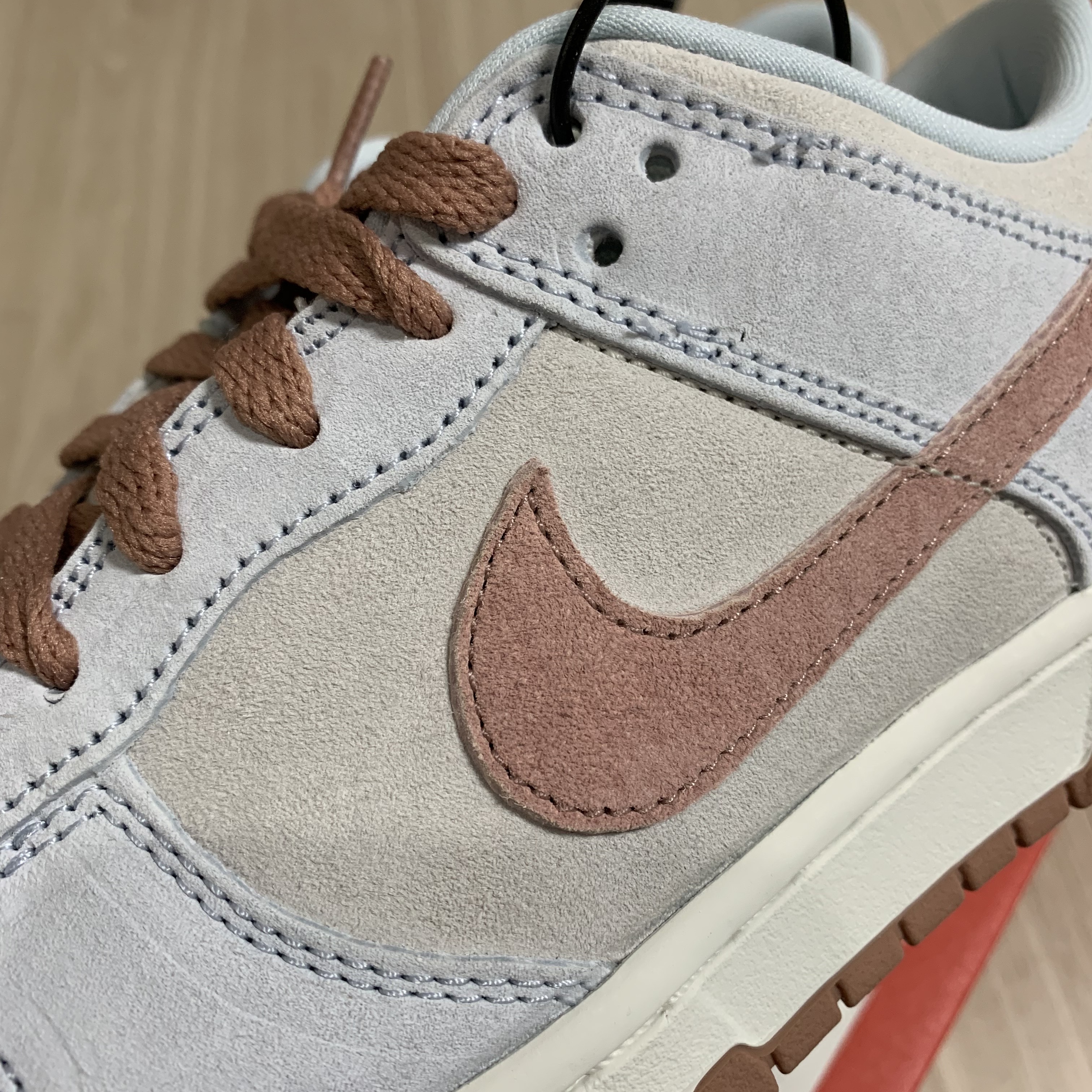 Nike Dunk Low Retro PRM Fossil Rose 착용 스타일 - 2