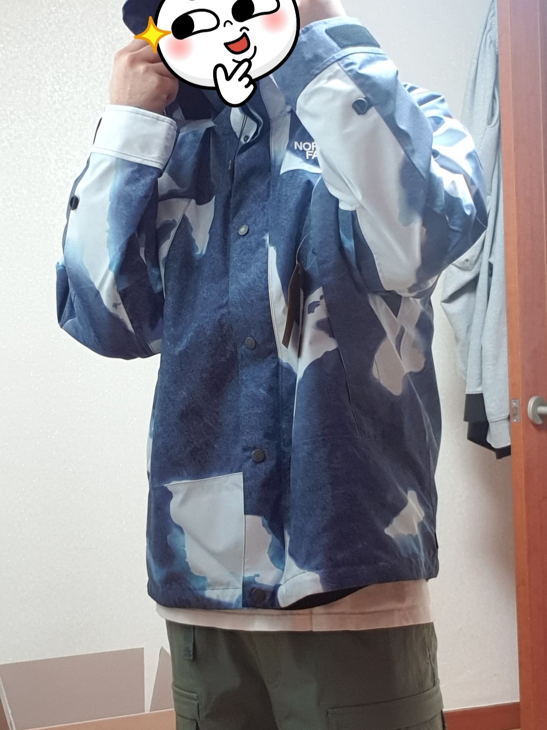 Supreme x The North Face Bleached Denim Print Mountain Jacket Indigo - 21FW 착용 스타일 - 1